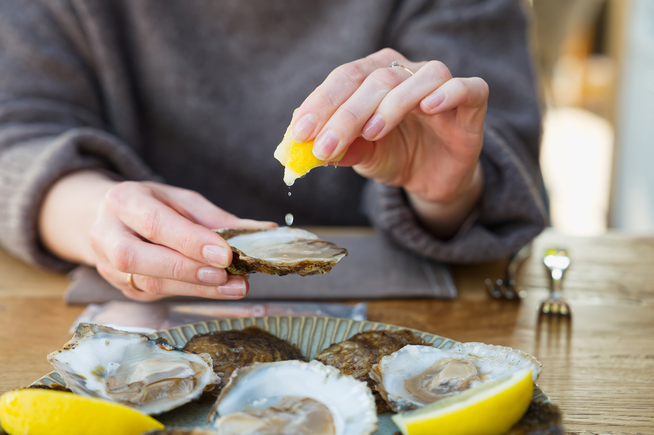 Eating oysters