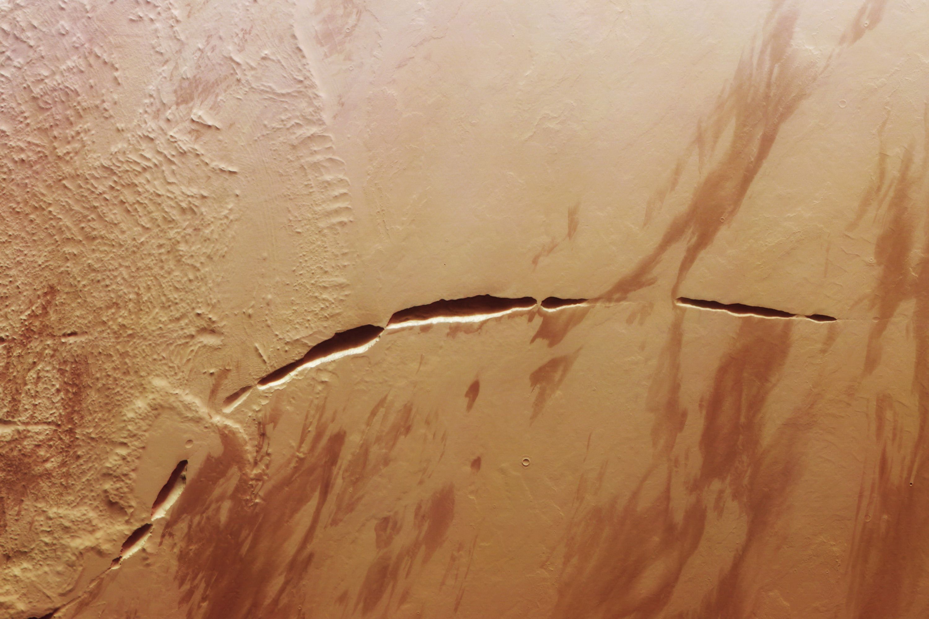 New Mars Pictures Reveal Massive, Grand Canyon&ndash;Like Scar