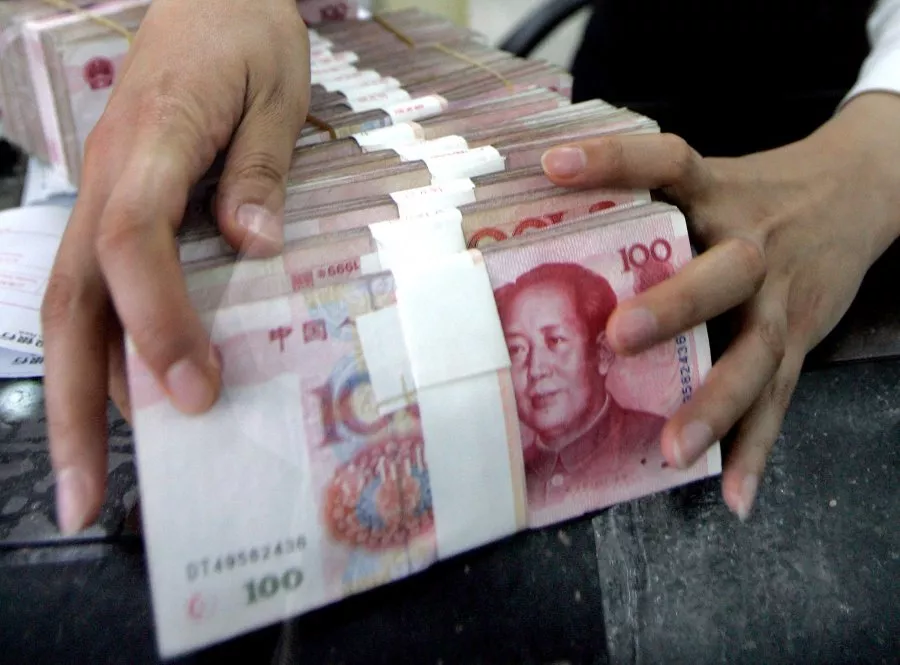 This is the Beginning of the End - Pagina 4 Bank-teller-counts-100-yuan-notes