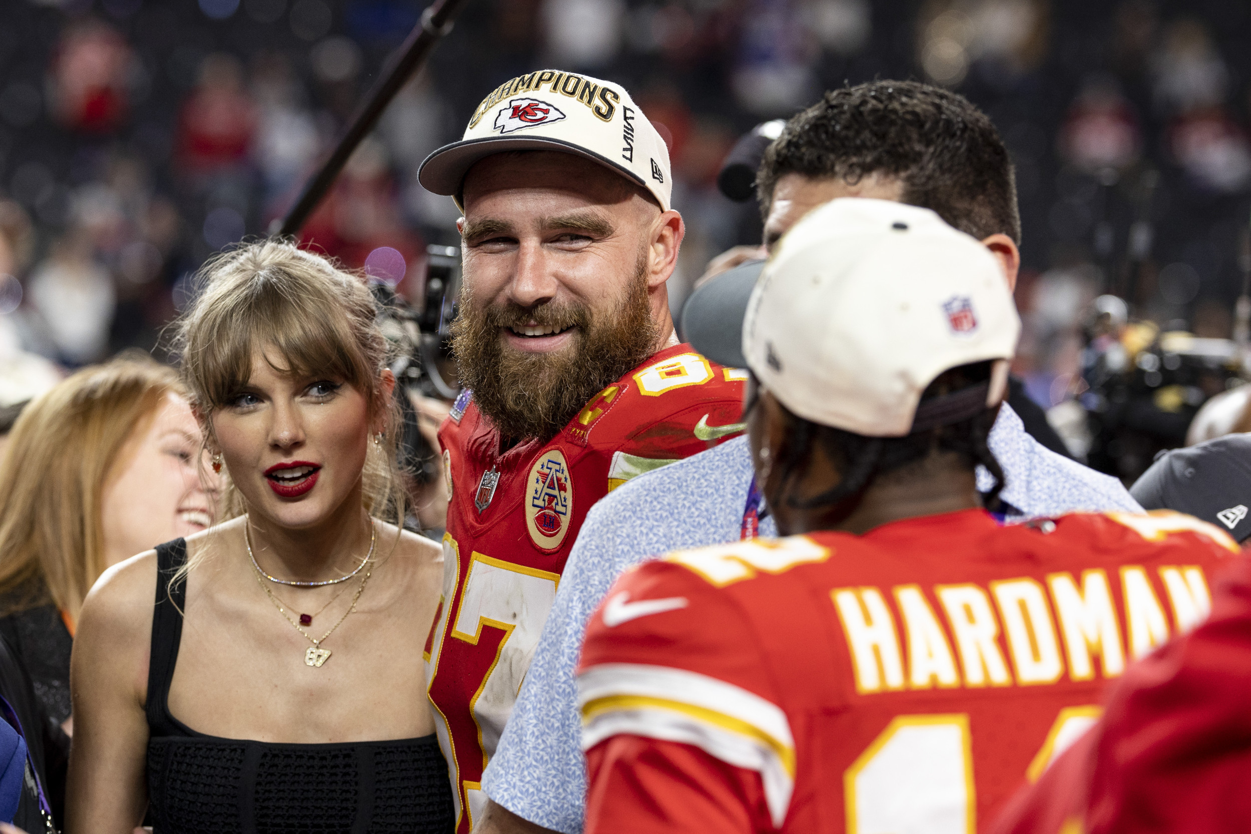 Travis Kelce and Taylor Swift get cozy in a new date night photo