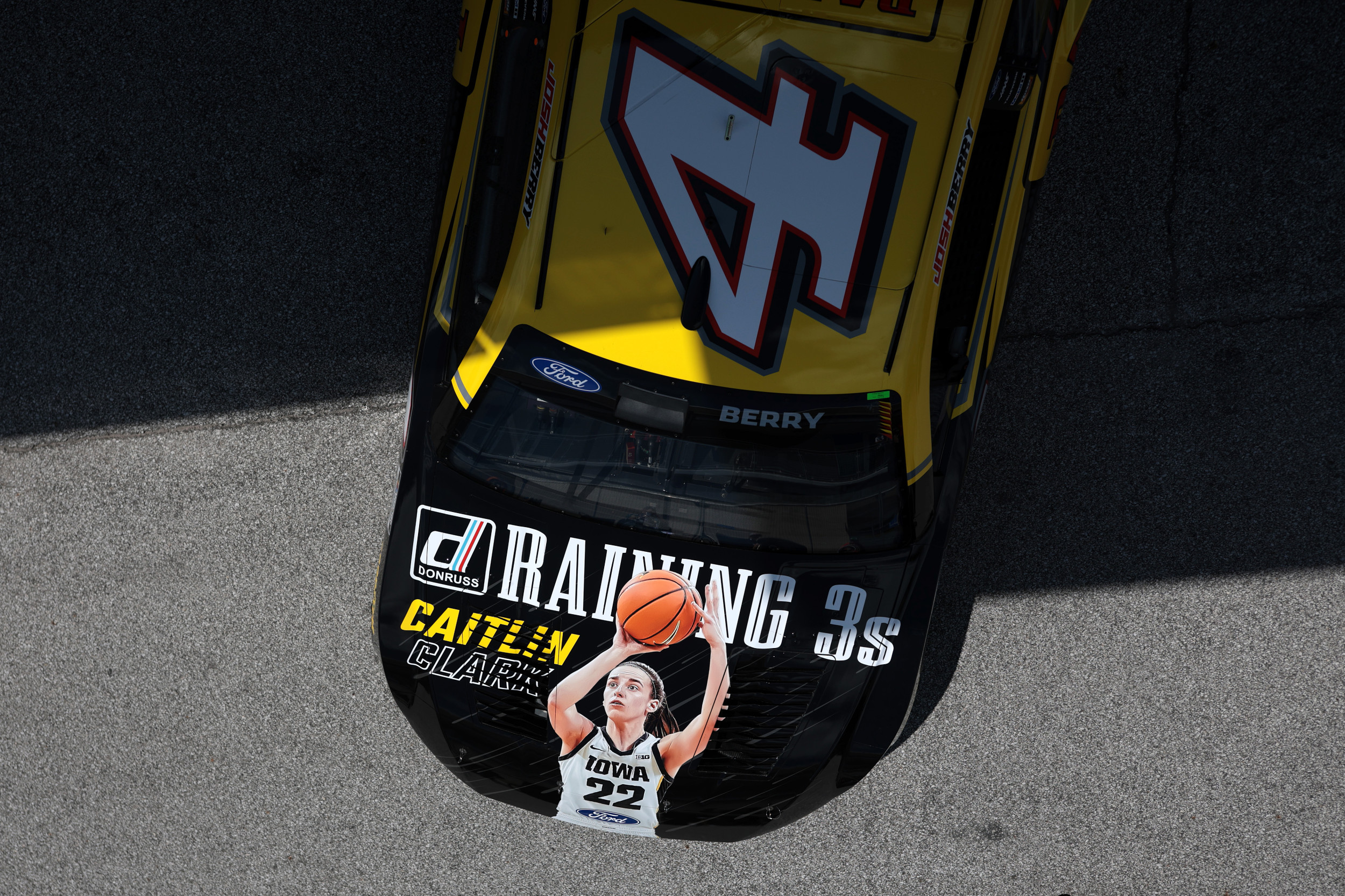 ケイトリン・クラークが、近日公開予定のNASCAR特集について語る – 「これは現実か？」