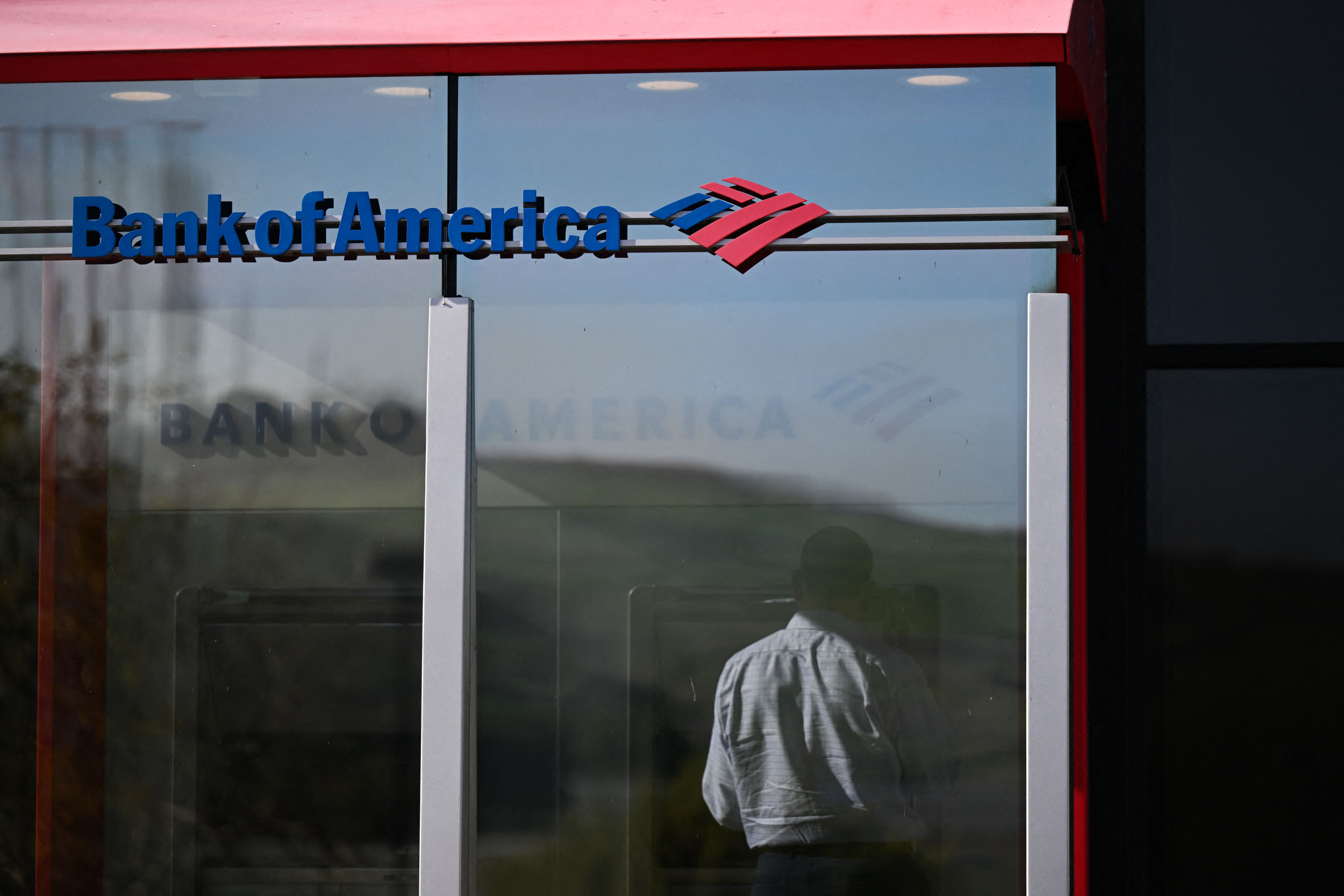 Warren Buffett Unloads .5 Billion in Bank of America Stock