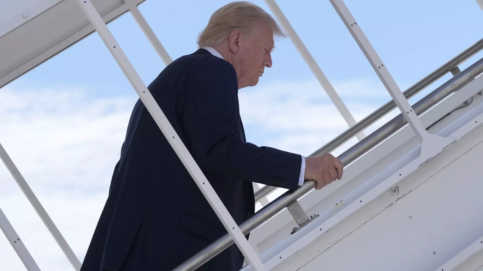 Donald Trump photo without ear bandage raises eyebrows