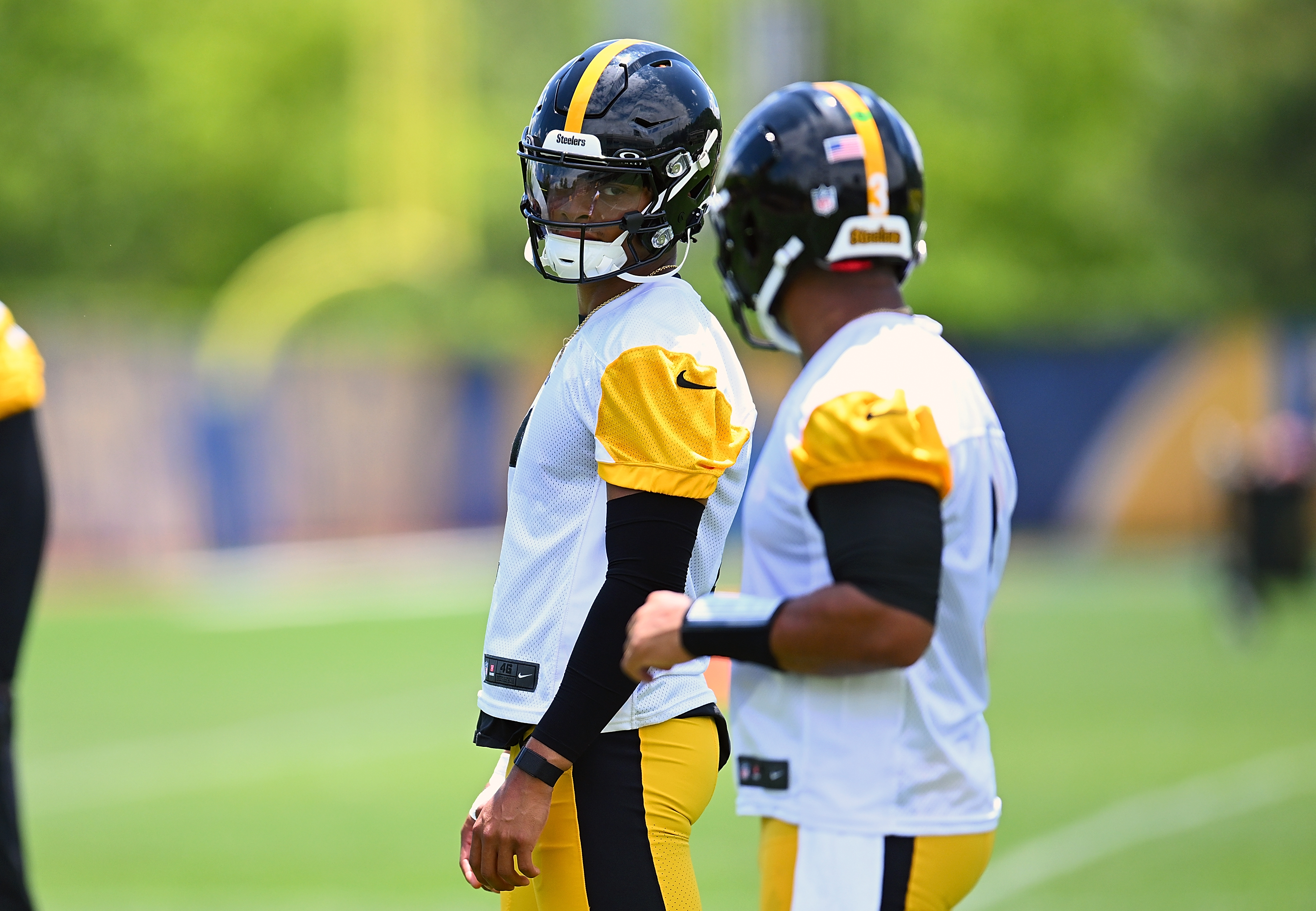 Mike Tomlin Keeps Options Open on Russell Wilson’s Starting Role