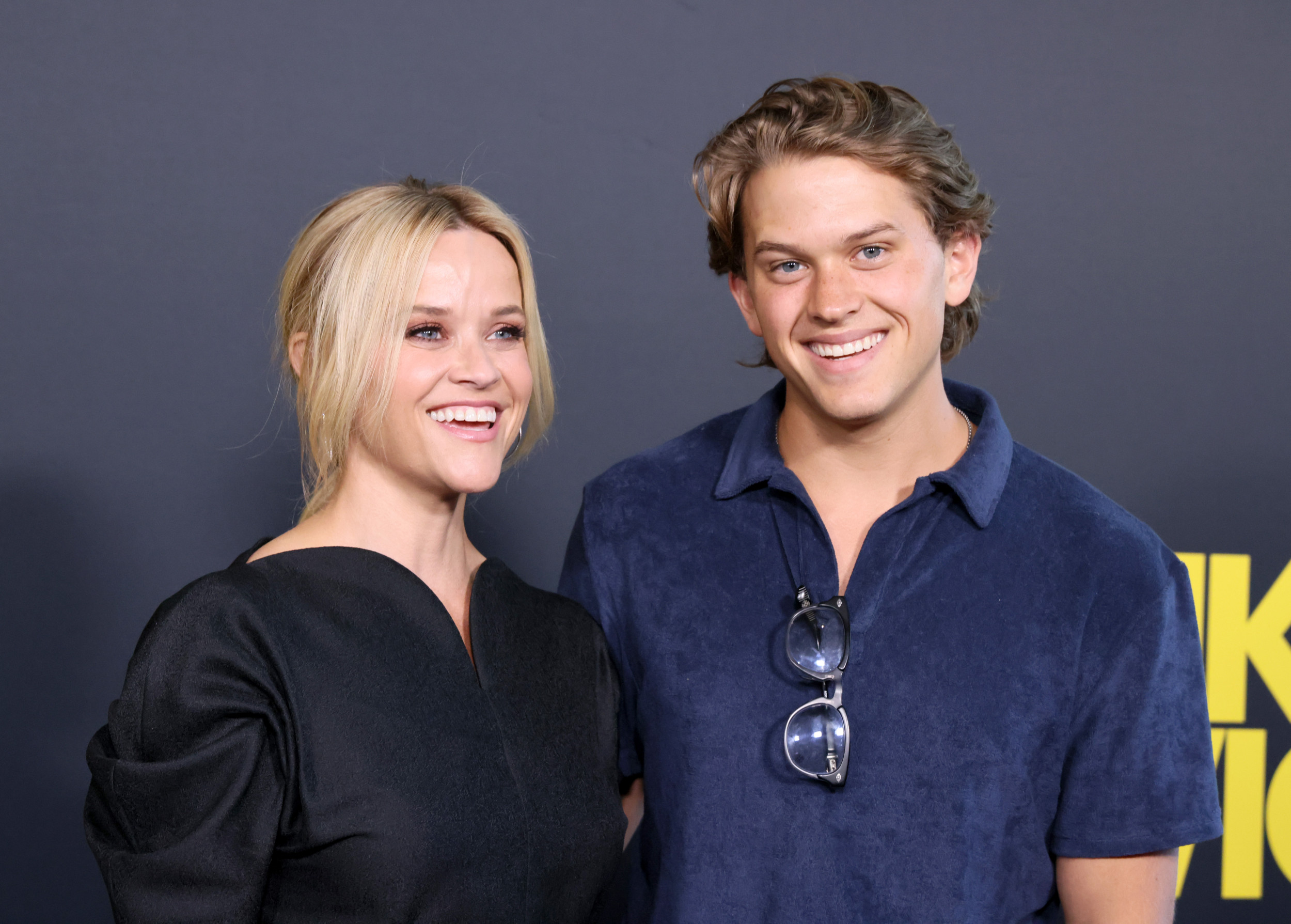 Reese Witherspoons seltener Moment auf dem roten Teppich mit Sohn Deacon ...