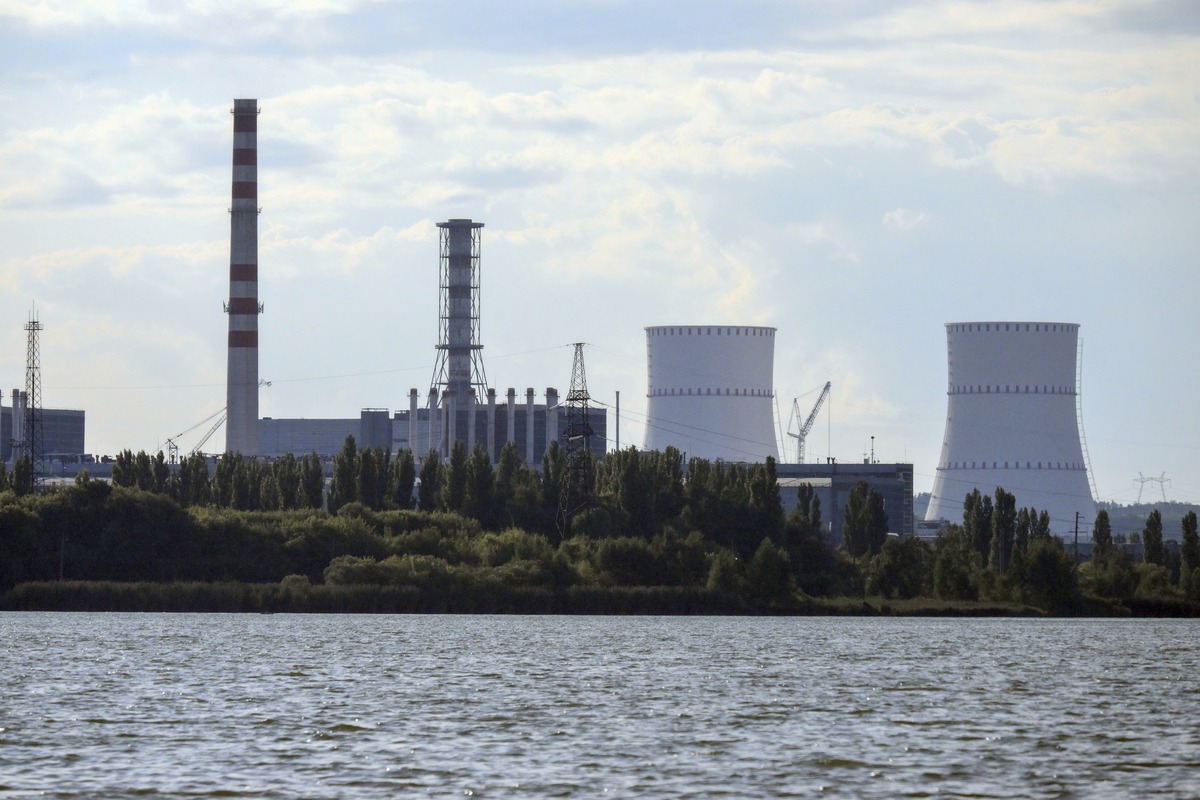 Russia Builds Fortifications Around Kursk Nuclear Plant as Ukraine Advances