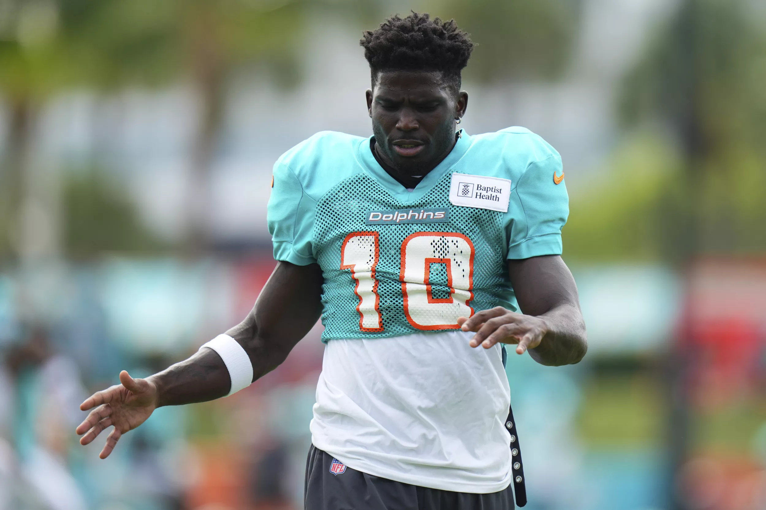 Dolphins Superstar Tyreek Hill Believes He Can Beat Noah Lyles in a Race - Newsweek