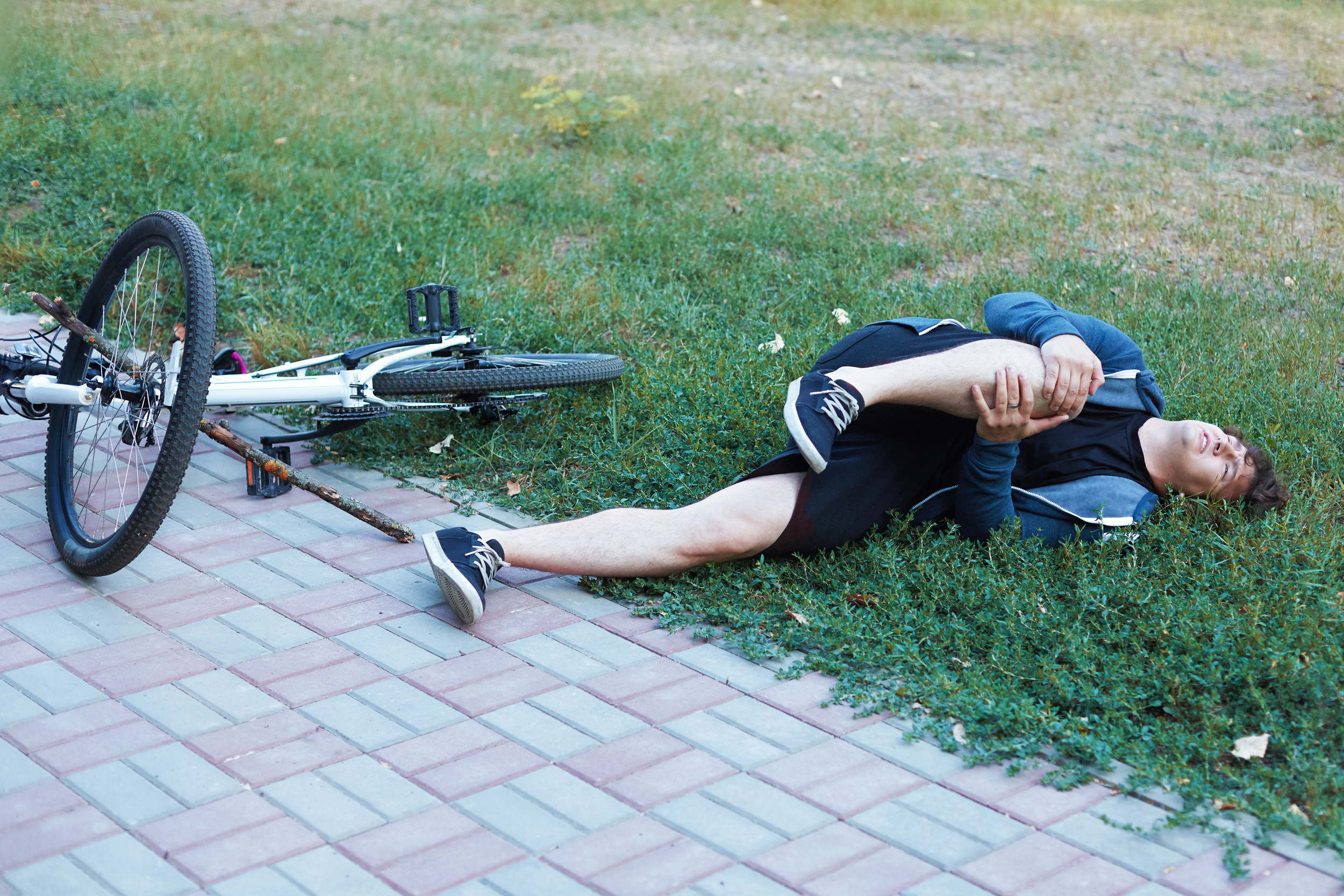 Hysteria as 25-year-old man tries to learn to ride a bike: “Tour De Fence”