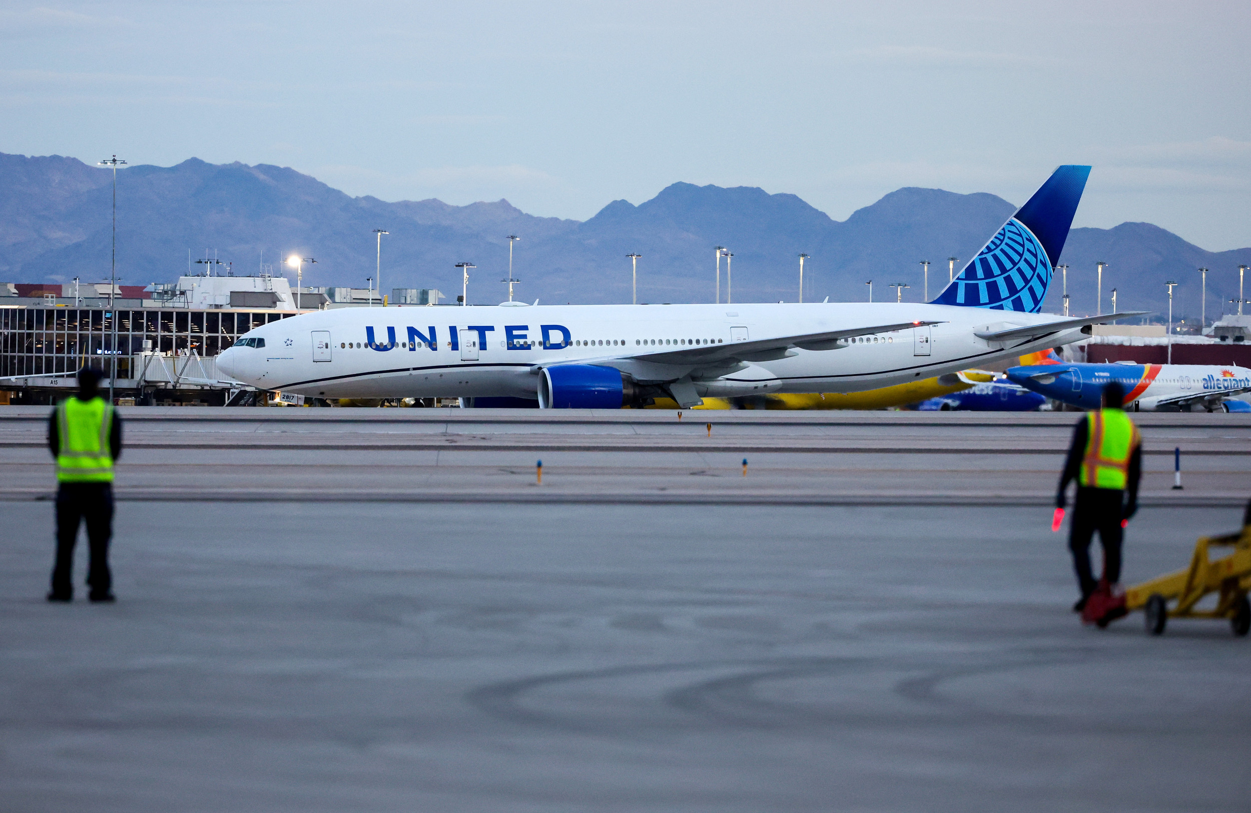 Pilot sues United Airlines for not offering him gluten-free food