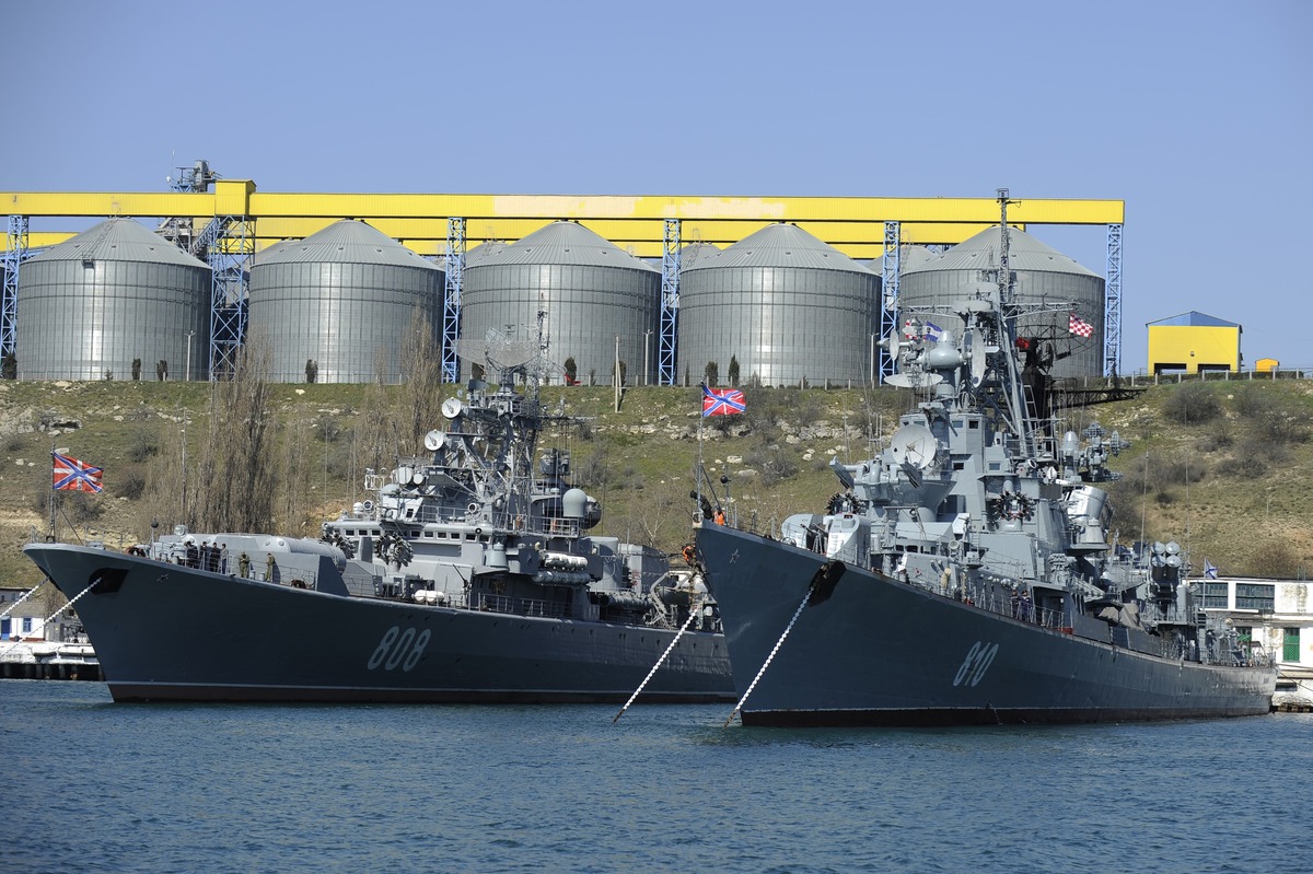 Russia’s 50-year-old landing craft “Shark” spotted off the coast of Crimea