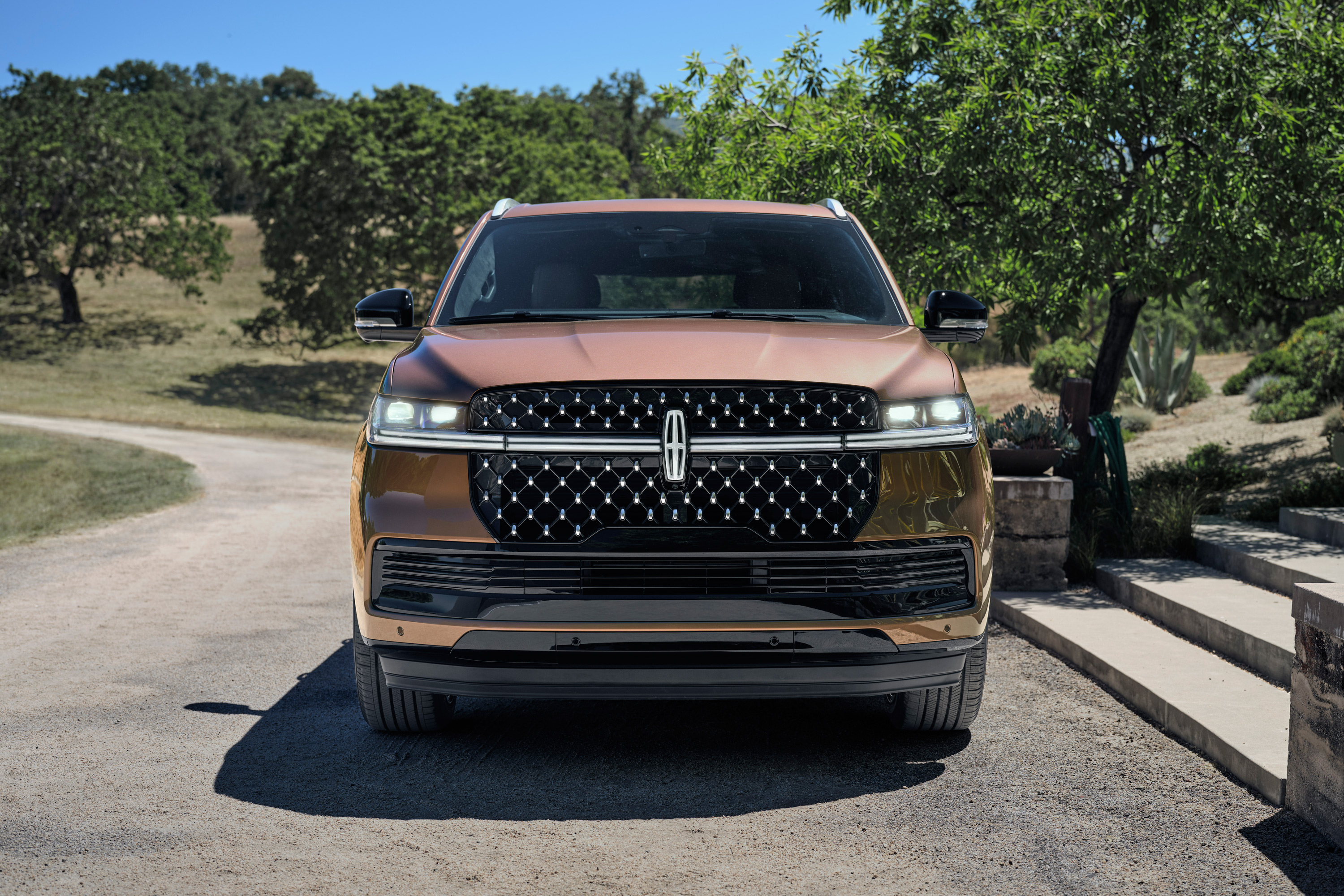 Explore Lincoln’s Latest Navigator: A Luxurious Tech Marvel