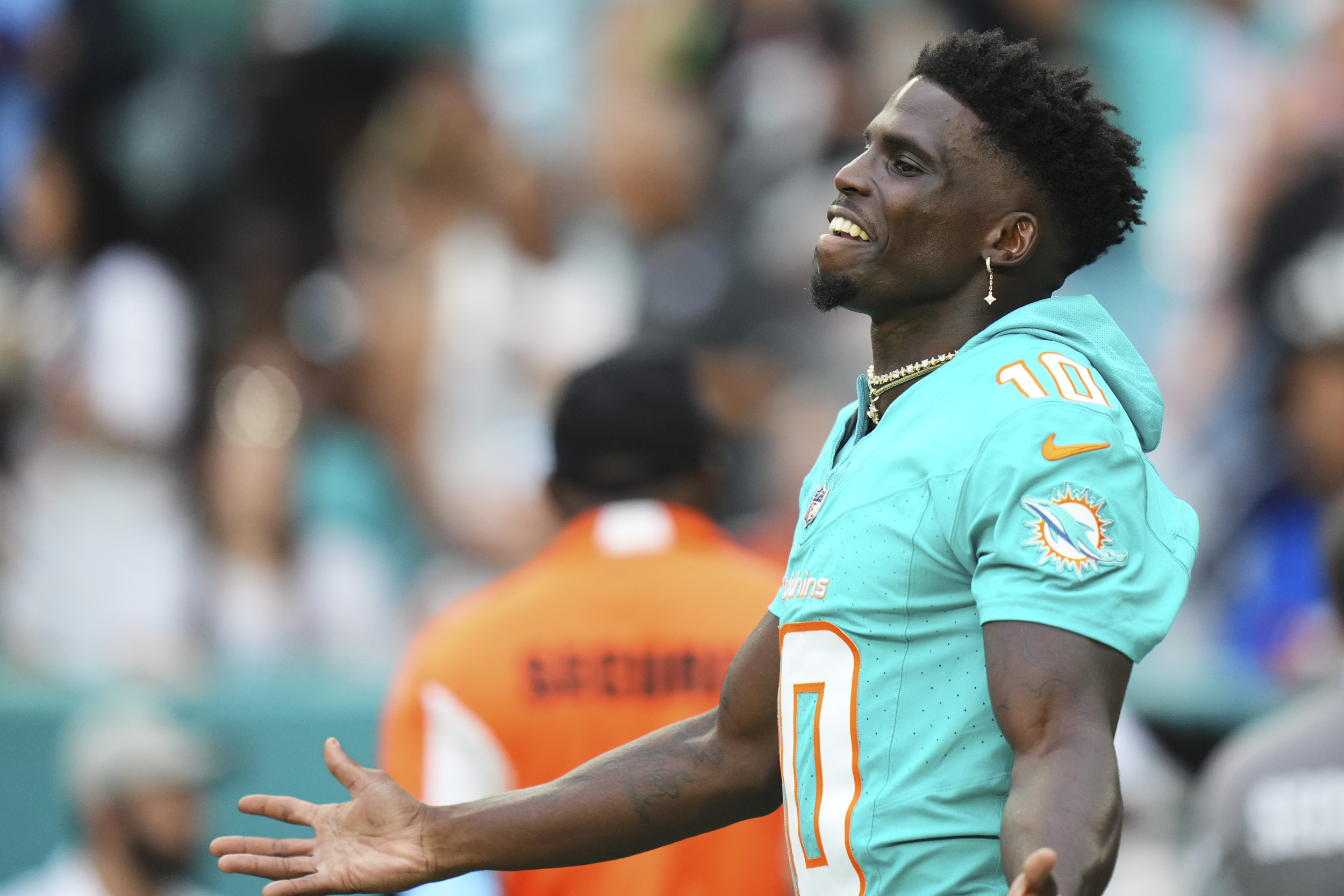 Tyreek Hill Shakes Things Up: Dolphins Star Takes a Stand Against Olympic Champion Noah Lyles