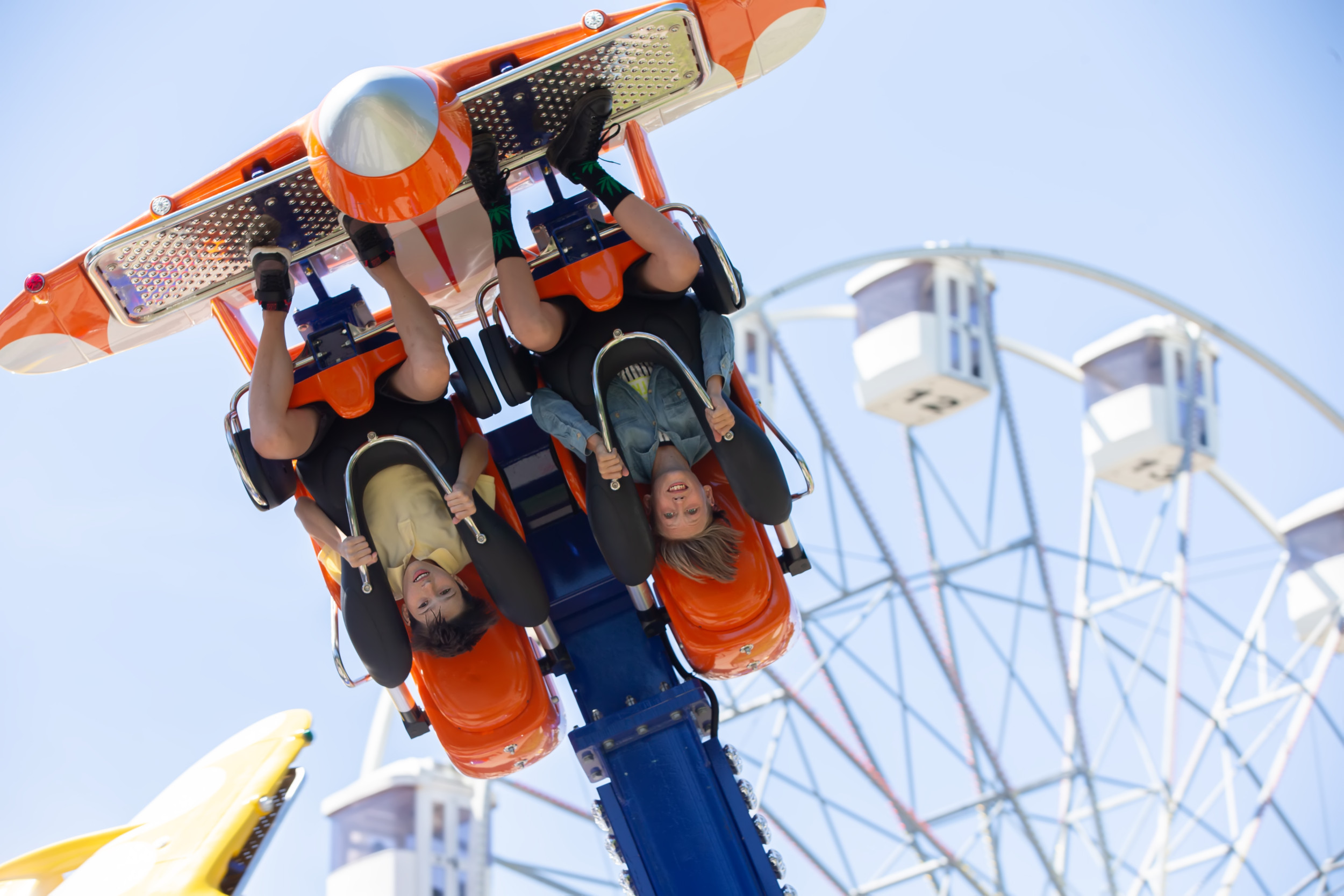 Incredible moment: Amusement park employee catches cell phone falling from attraction