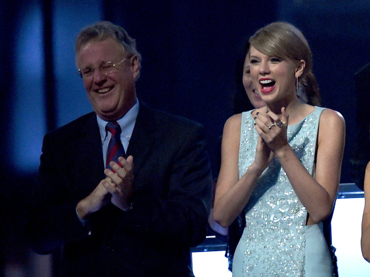 scott and taylor swift laughing