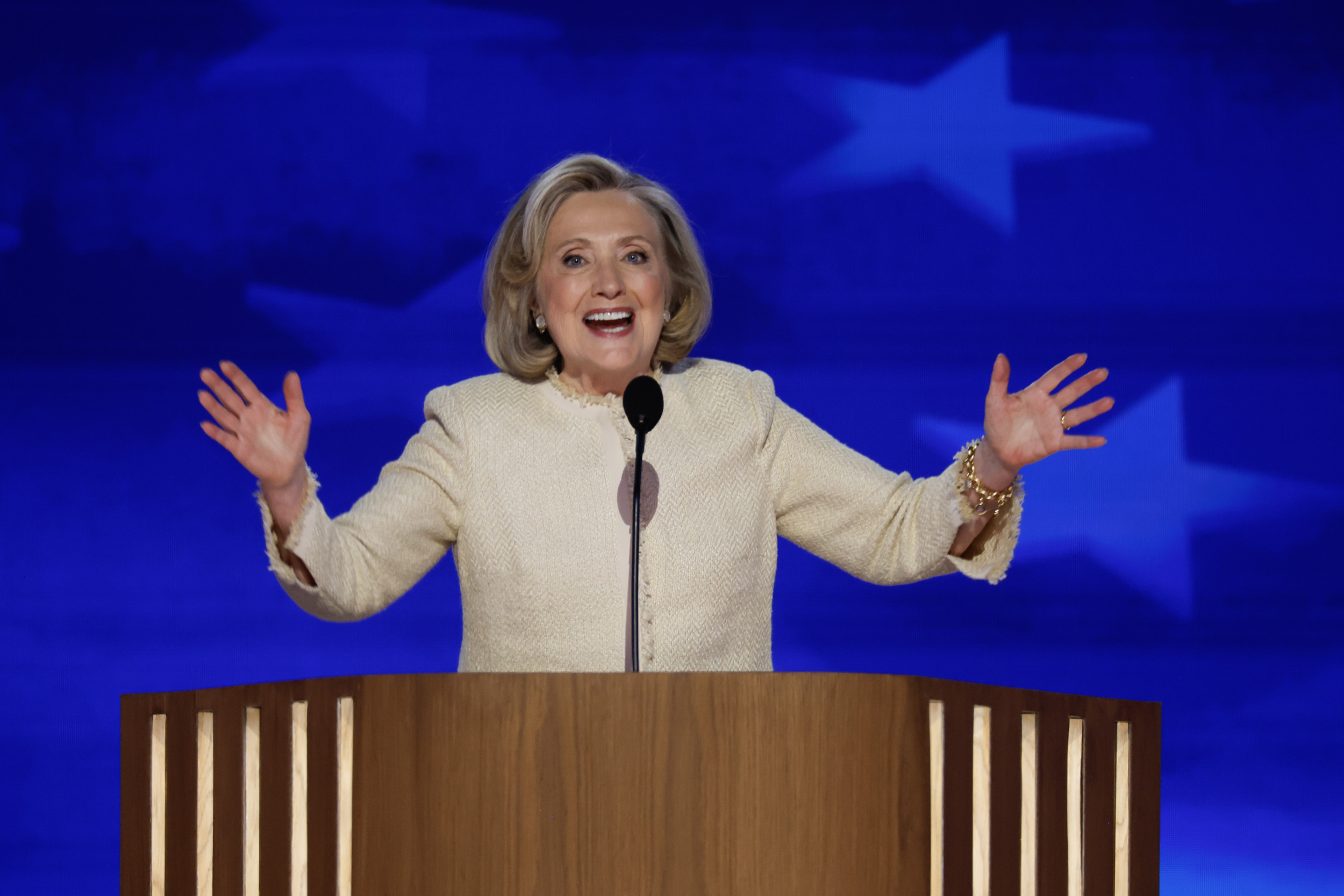 Hillary Clinton's Reaction to Donald Trump 'Lock Him Up' Chant Goes ...