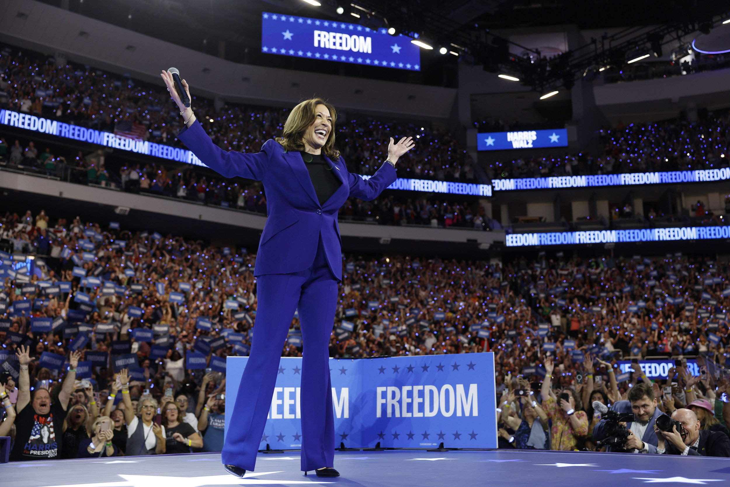 Kamala Harris Milwaukee rally crowd size compared to the RNC in photos