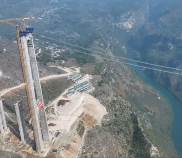 Aerial photographs show the construction of the highest bridge in the world