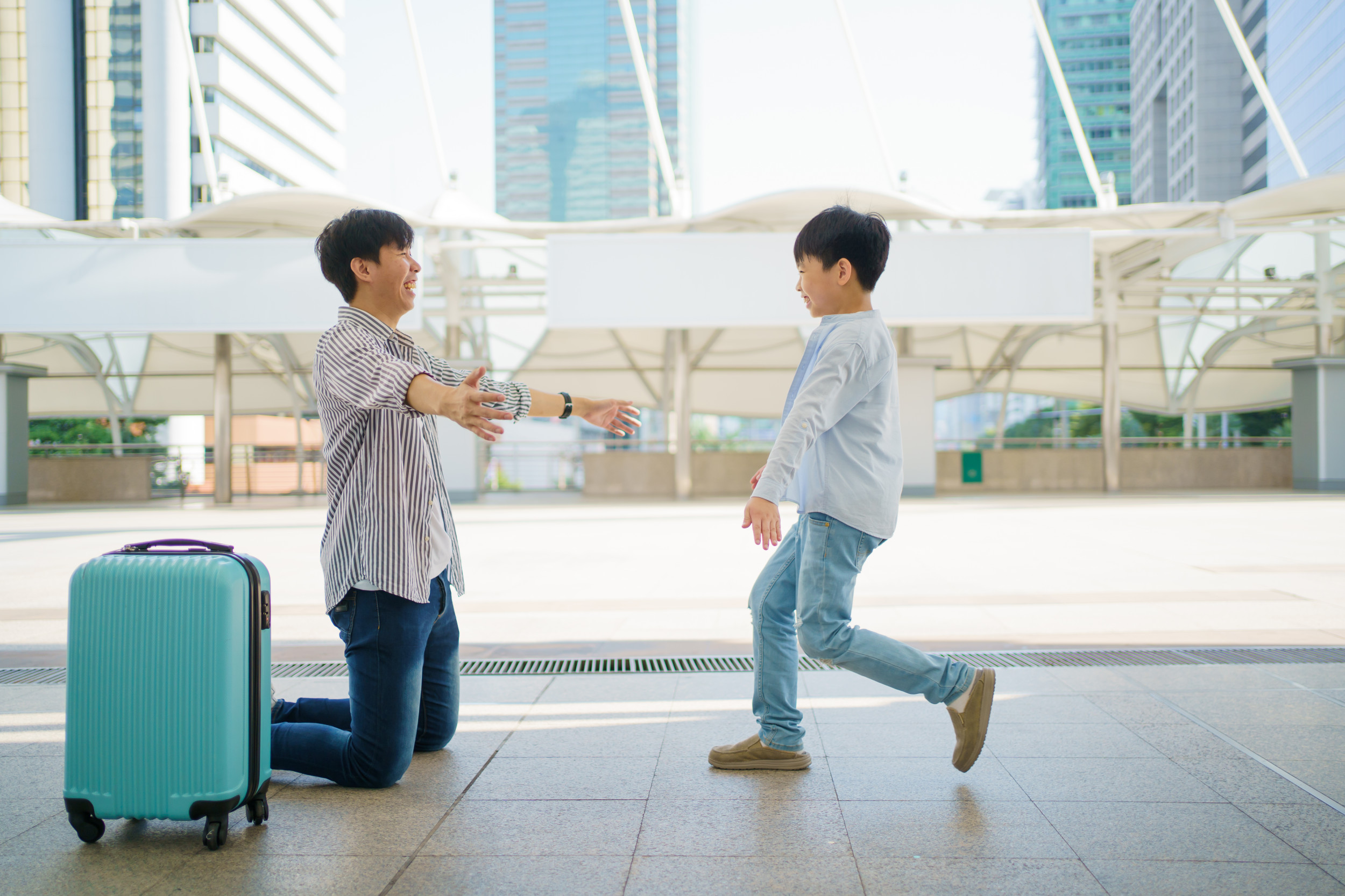 Mother and son decide to surprise their father at the airport with a “priceless” welcome sign