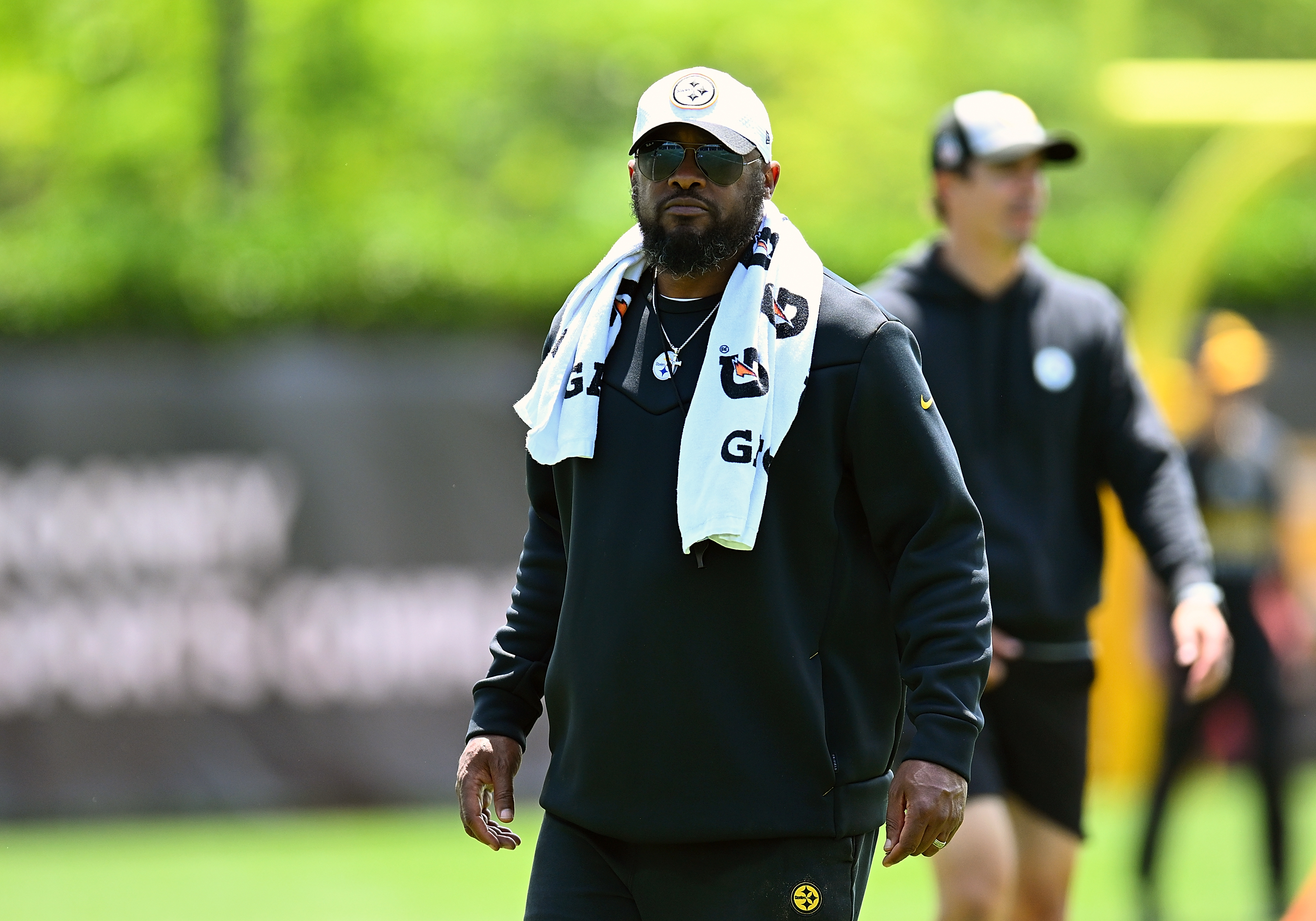 Mike Tomlin Keeps Fans Guessing: Who Will Start as Steelers’ Quarterback?