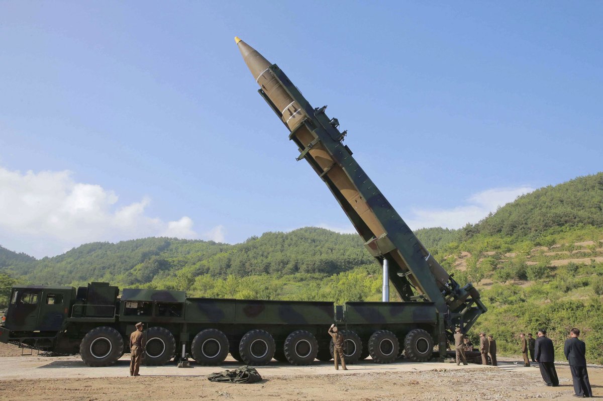 Kim Jong Un inspect missile