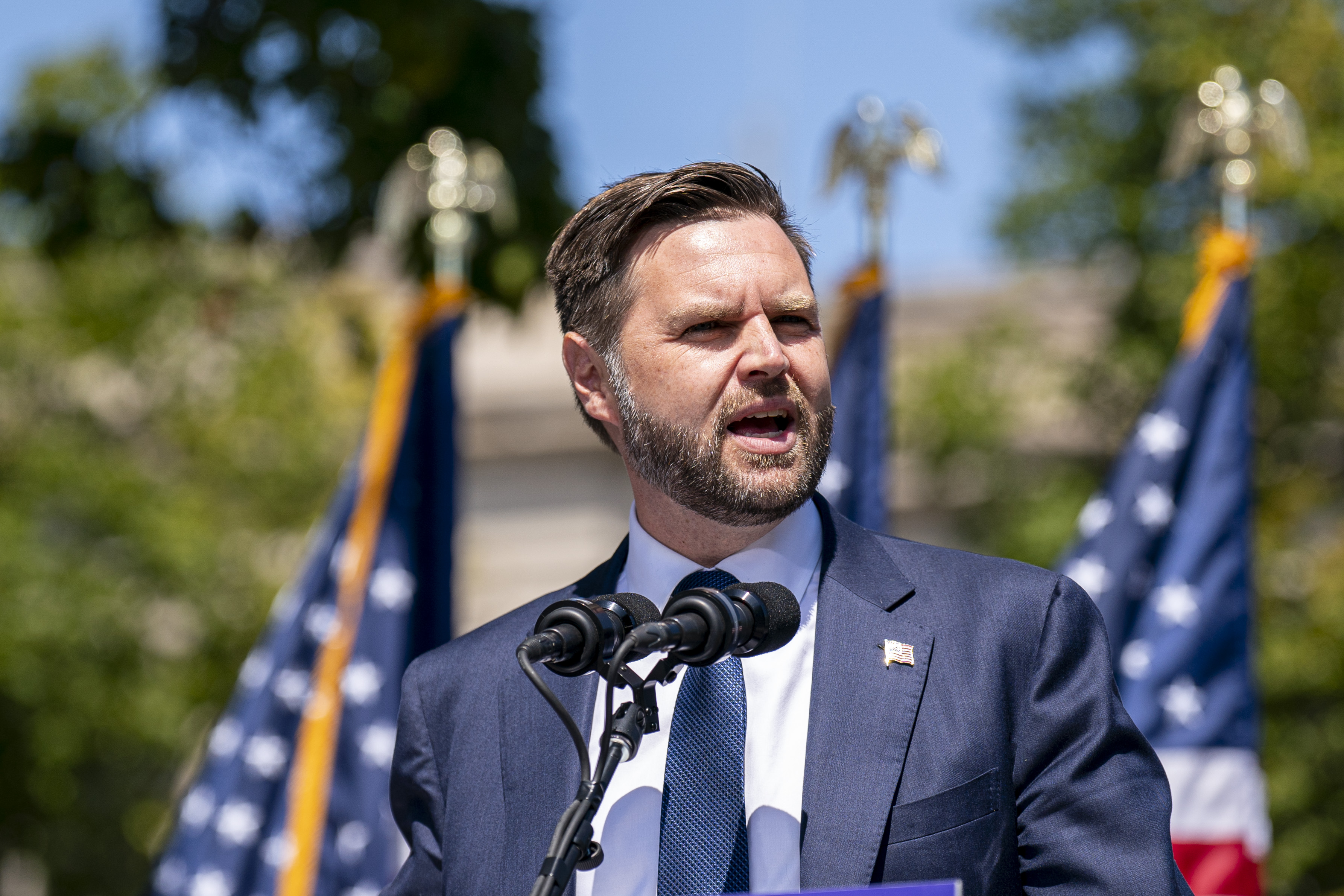 Donut shop JD Vance: After viral encounter, he “feels terrible pity for the woman”