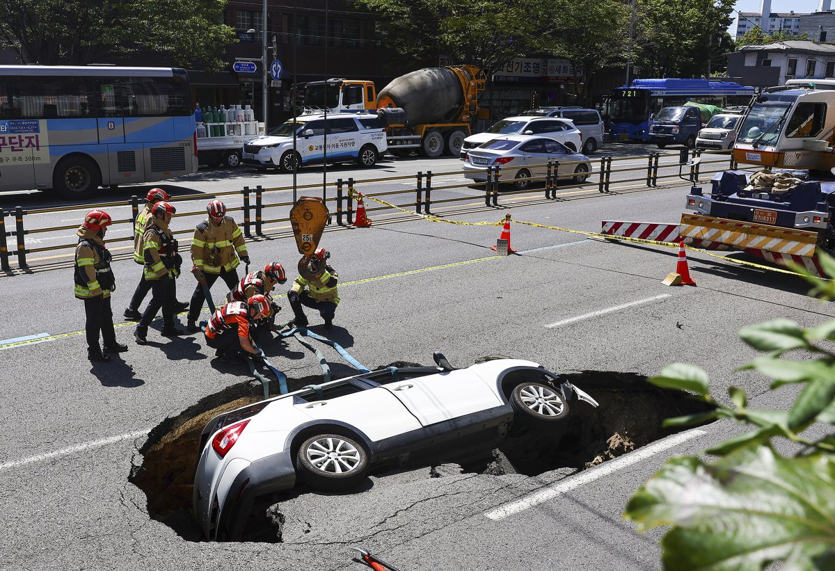 White SUV Sinkhole Seoul