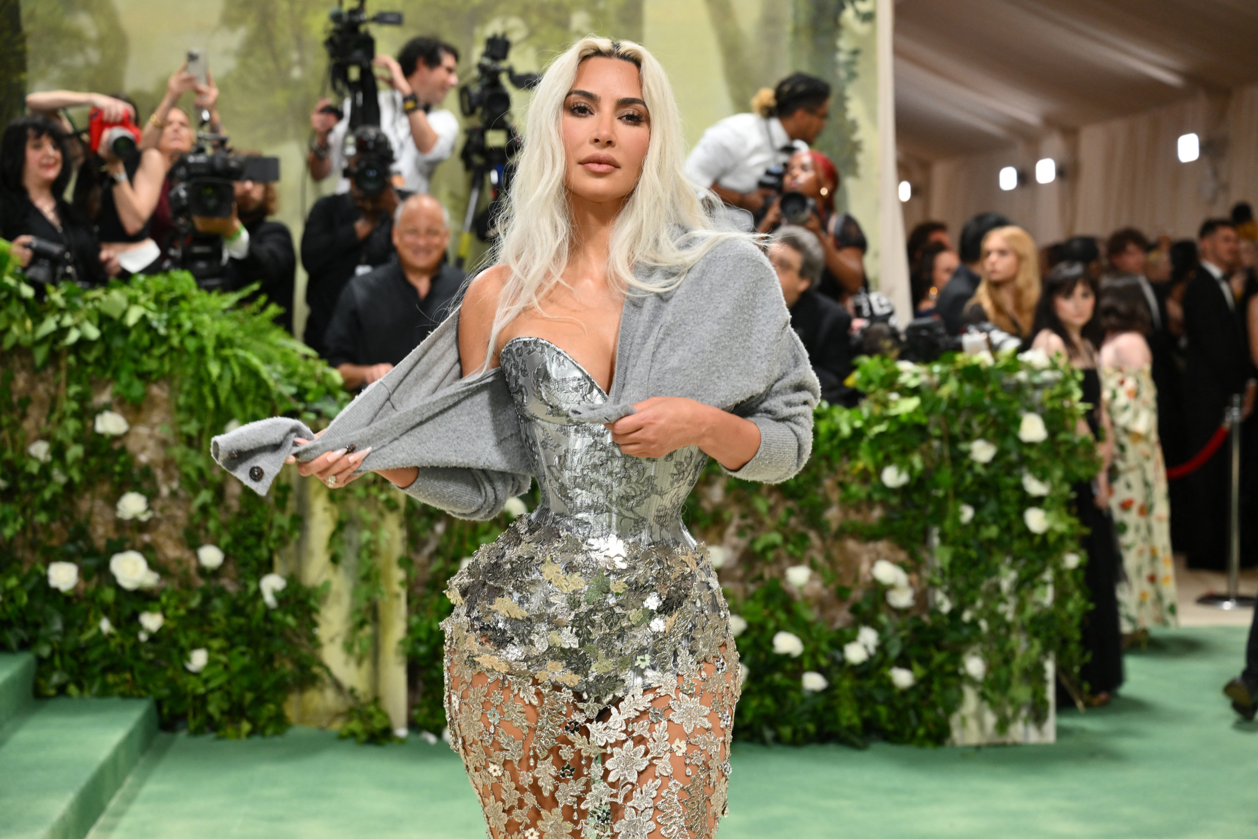 Kim Kardashian's Bold Hair Makeover Is Turning Heads - Newsweek