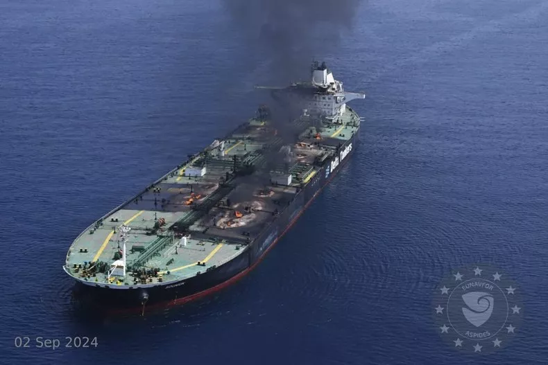 यह अंत की शुरुआत है - Pagina 6 Greek-sounion-oil-tanker-houthi-attack