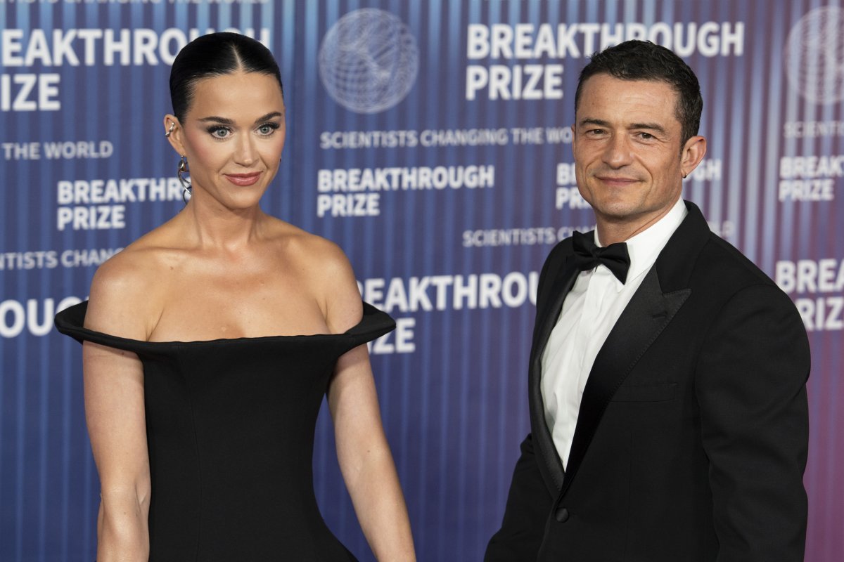 katy perry and orlando bloom posing