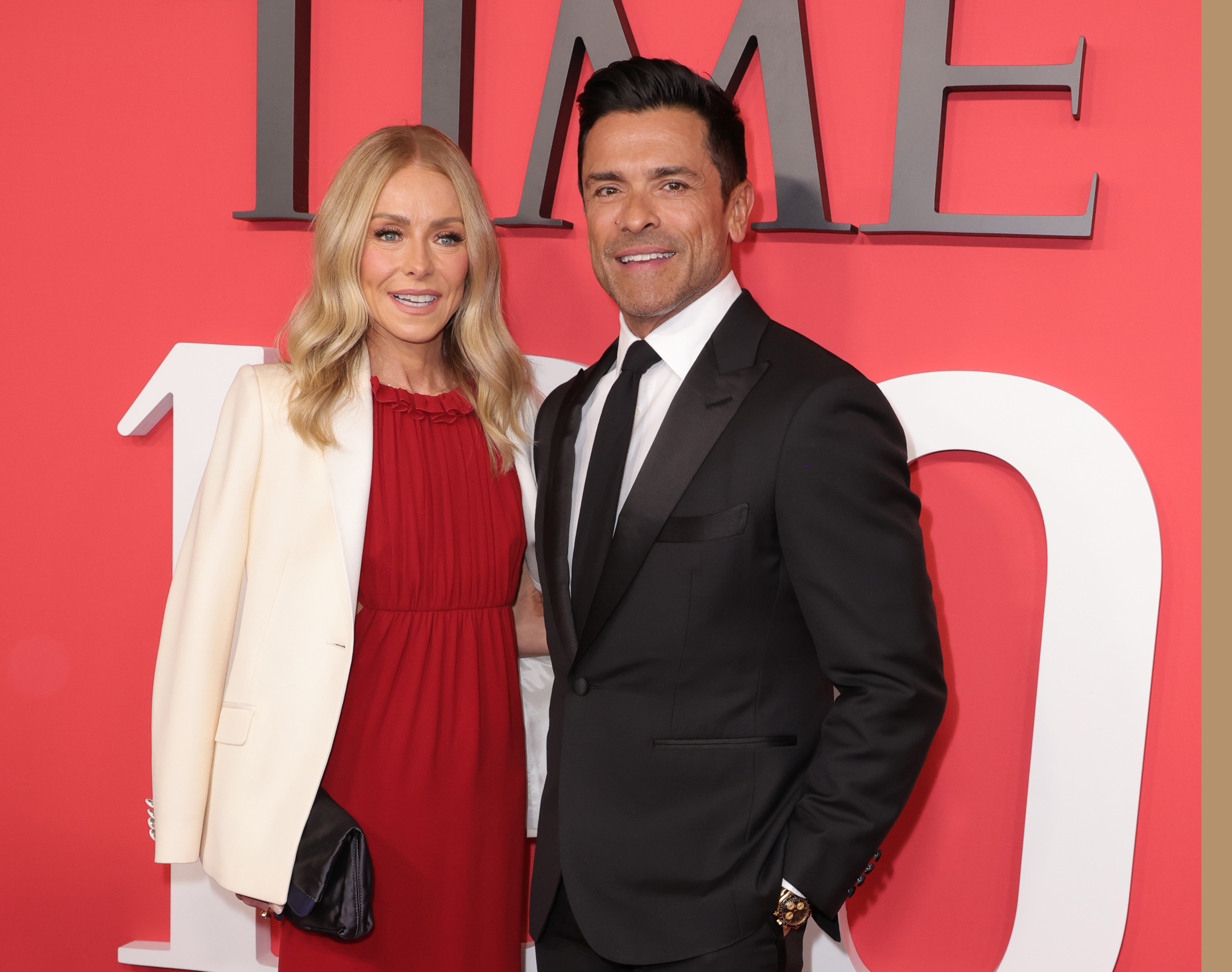 Kelly Ripa Criticizes Mark Consuelos' Hooters Outing