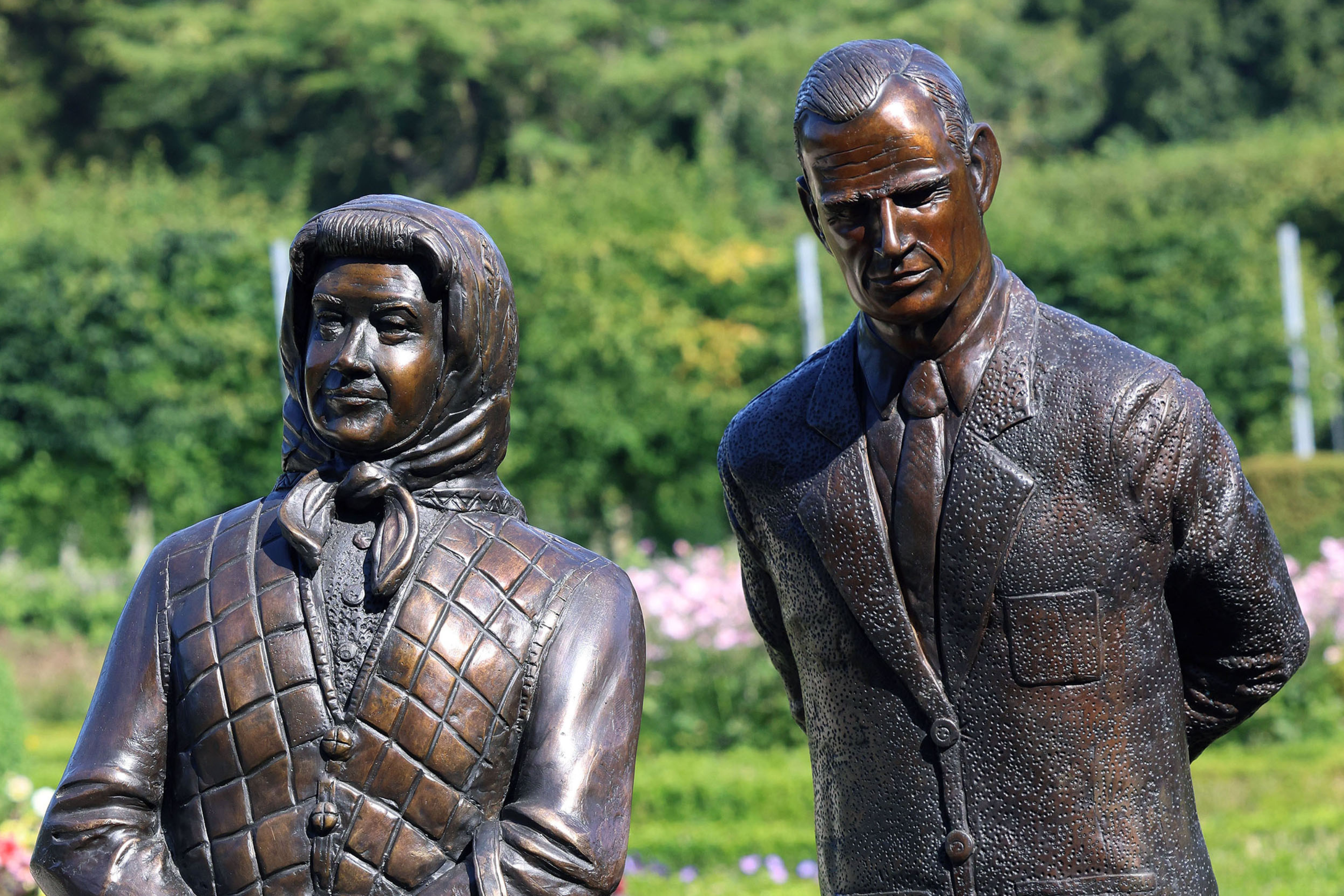 Online Laughter Ignited by Queen Elizabeth and Prince Philip Statue