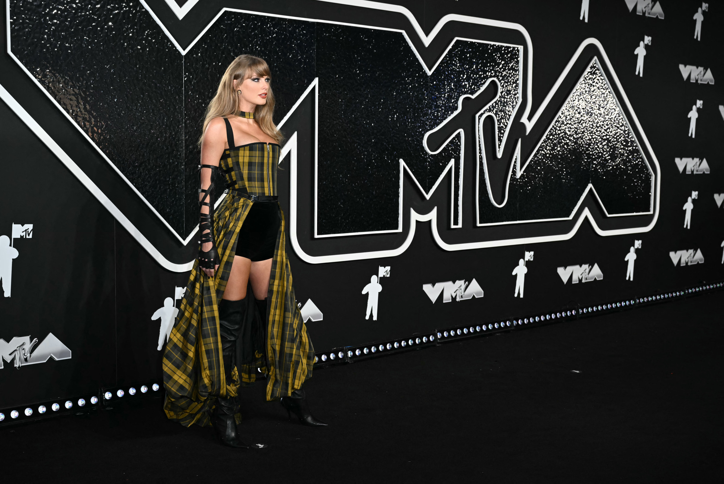 Taylor Swift Shines on the Red Carpet at the VMAs After a Long Hiatus