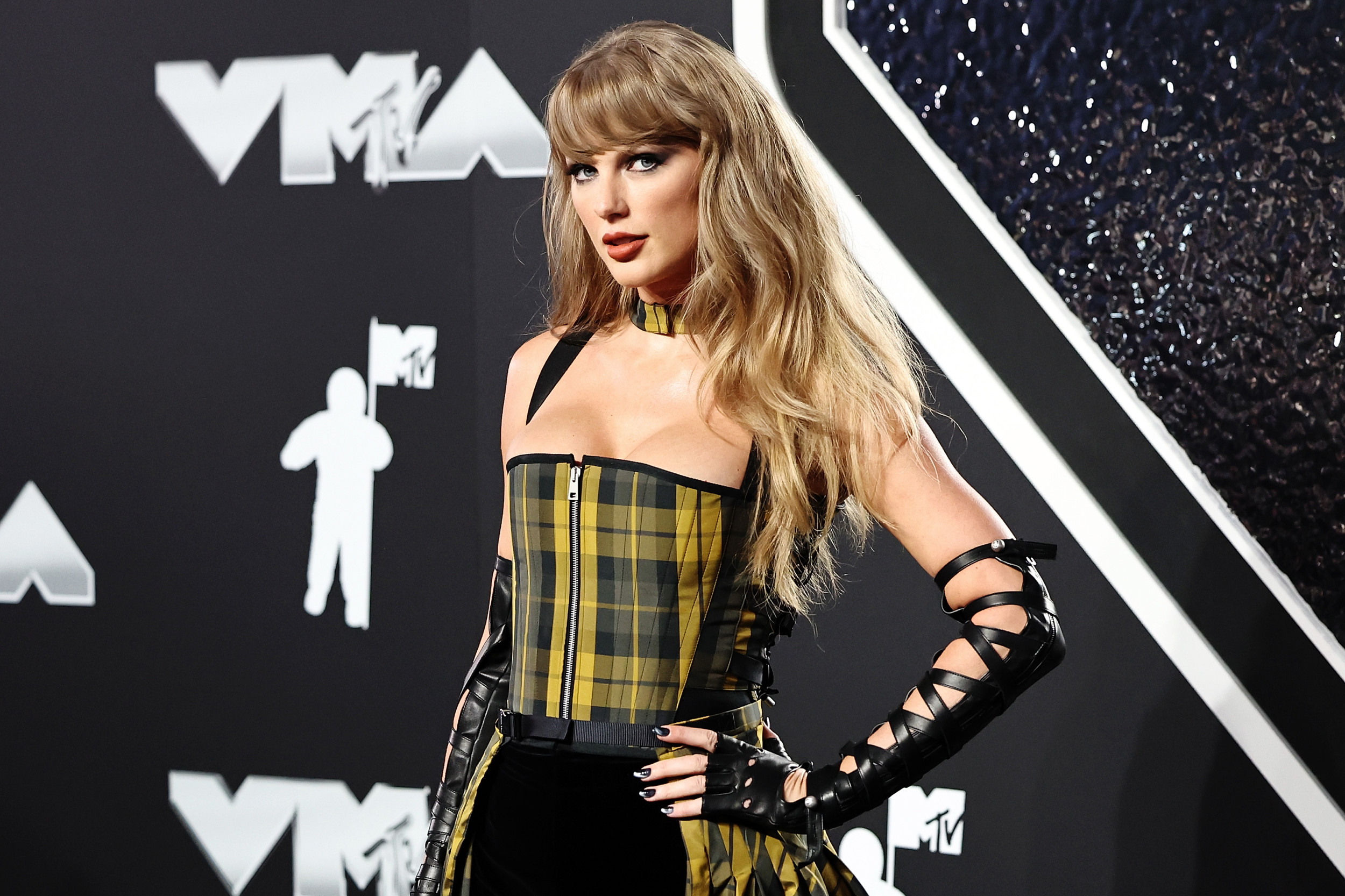 Taylor Swift Dancing to Katy Perry at VMAs Goes Viral Amid Travis ...