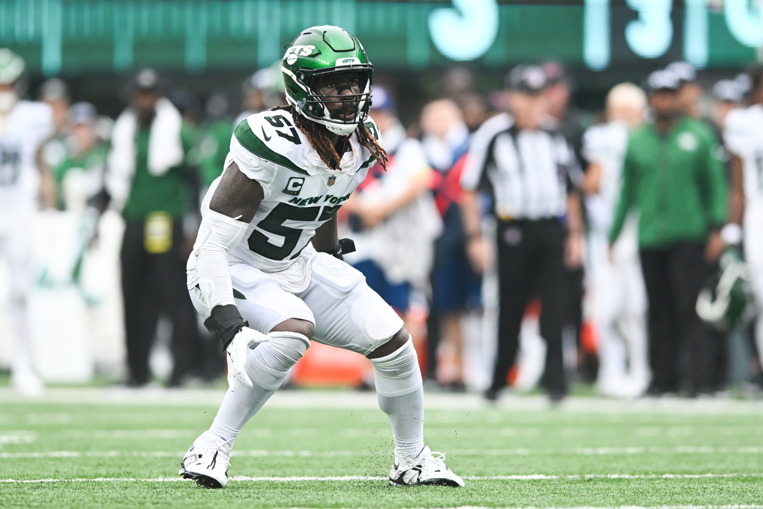 Jets star CJ Mosley taken to the locker room with an apparent foot injury against Titans