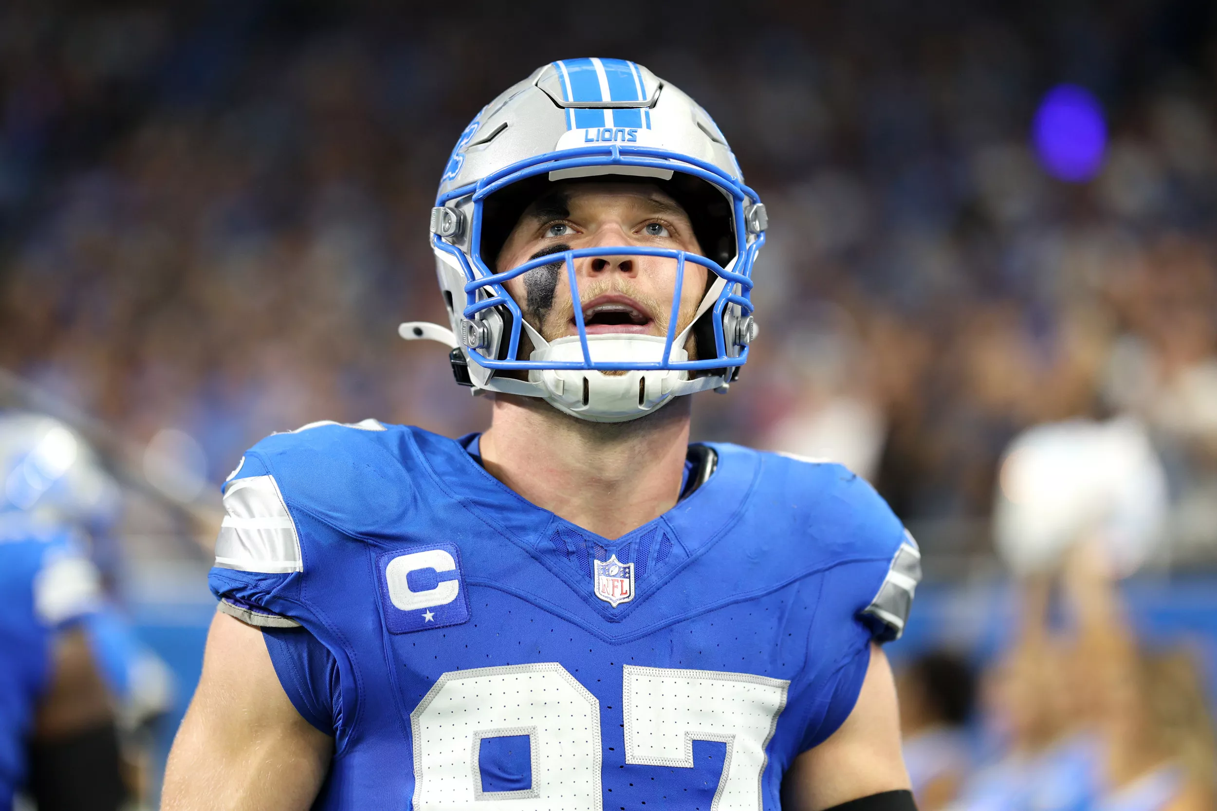 Alex Anzalone, a potential star considered "the toughest defensive end," sadly left the field with a serious knee injury that could end his career in 2025. Alex Anzalone bitterly declared: "This is the worst signing of the Lions' season..".D