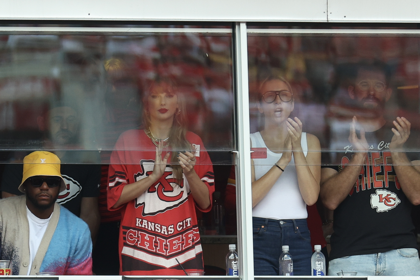 How Taylor Swift showed her team spirit at the Chiefs game