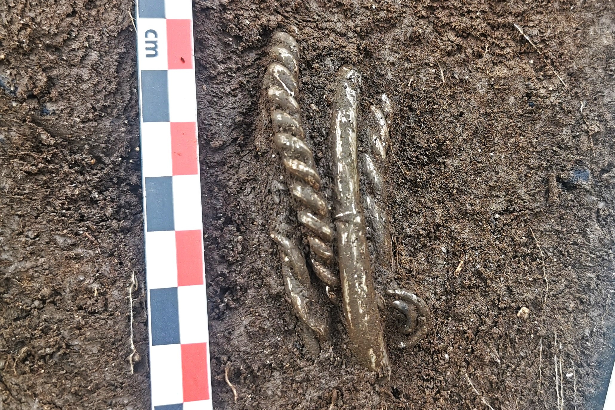 Archaeologists Uncover 1,000-Year-Old Viking Treasure: A Unique Discovery!