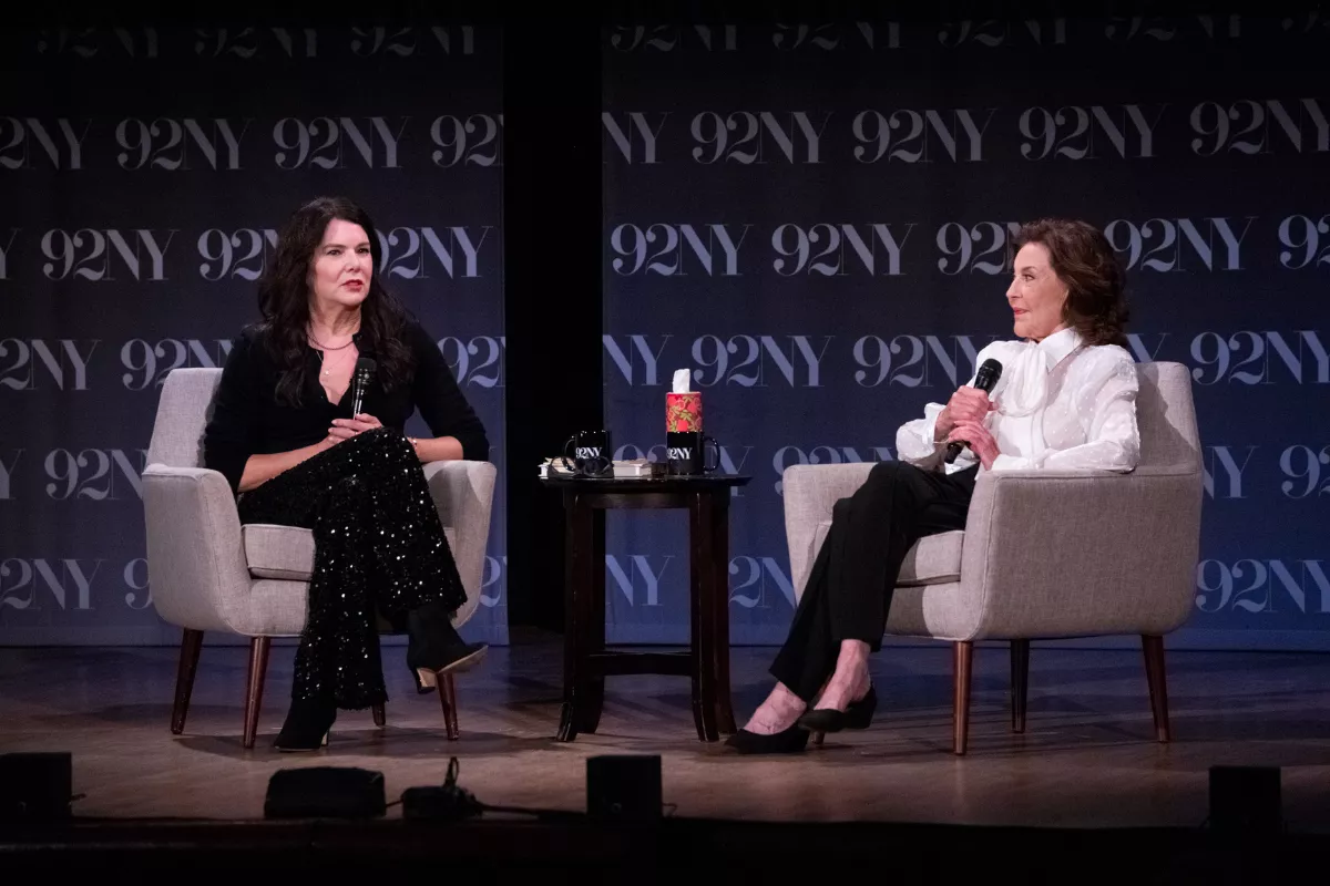 https://d.newsweek.com/en/full/2475093/lauren-graham-kelly-bishop-book-event-92ny.webp