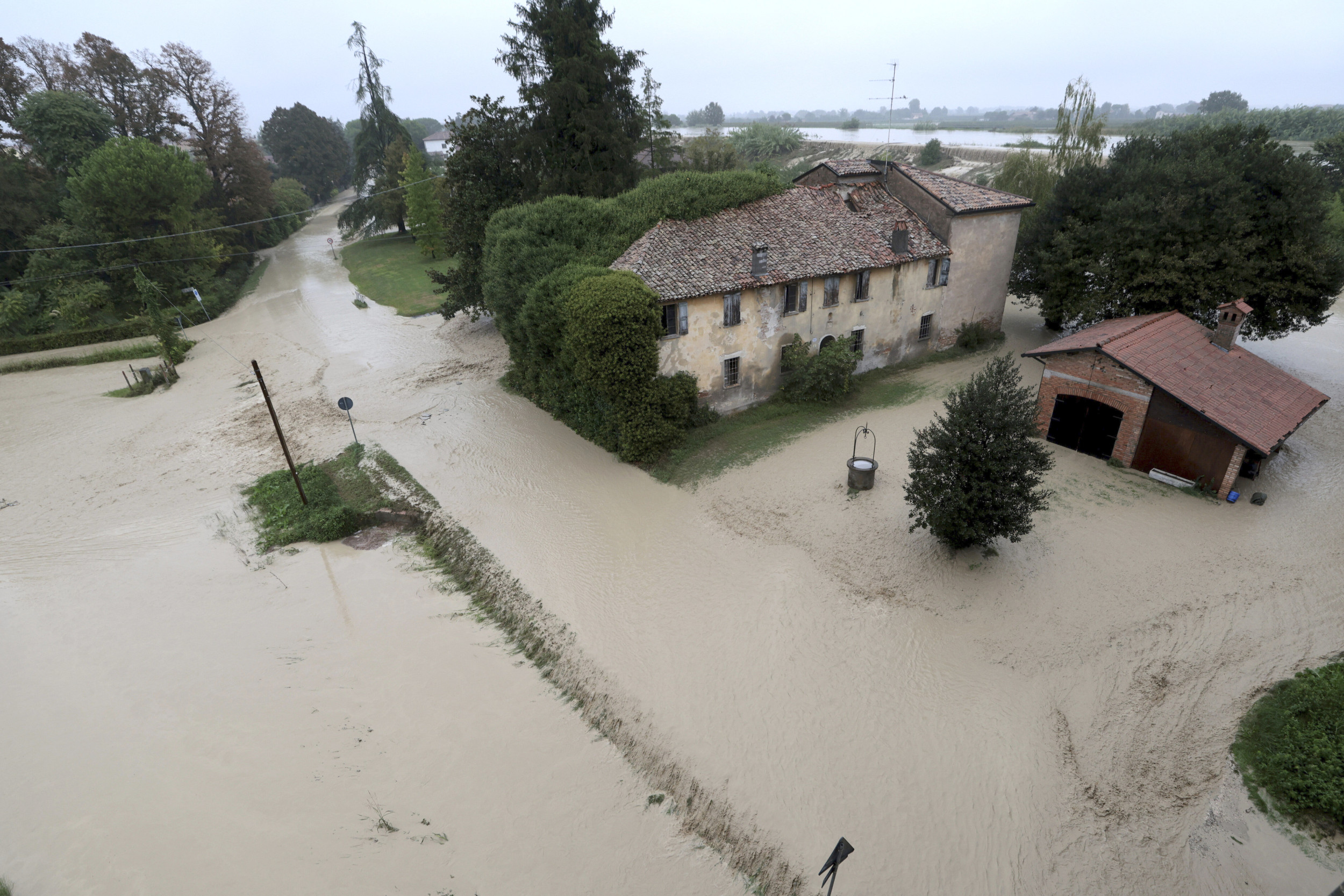 At Least 1000 People Evacuated From 'Dramatic' Overnight Flooding in ...