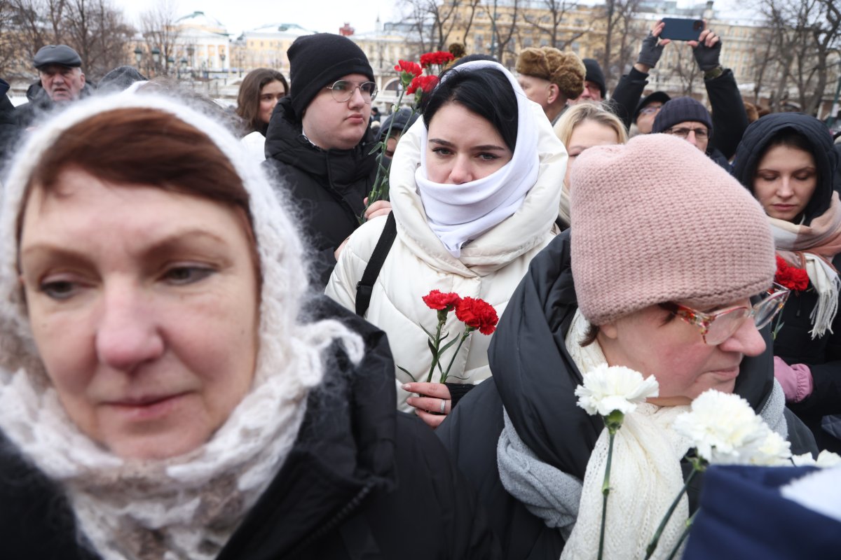 Russian women by Kremlin wall