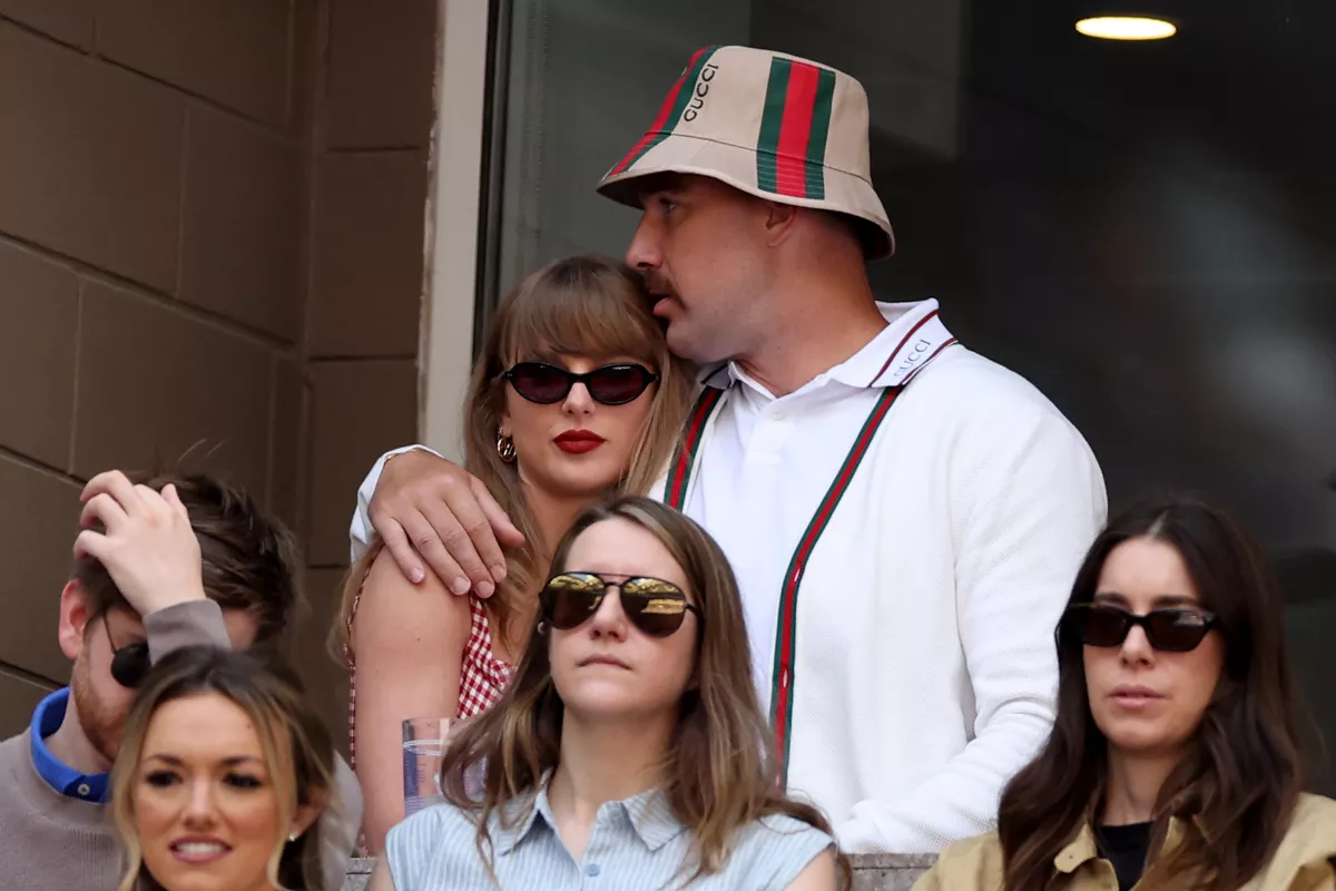 https://d.newsweek.com/en/full/2477806/travis-kelce-hugs-taylor-swift-us-open.webp