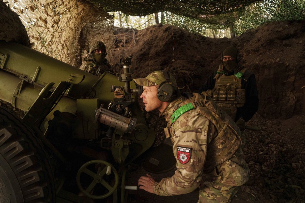 Ukrainian Soldier Aiming Cannon At Russians 