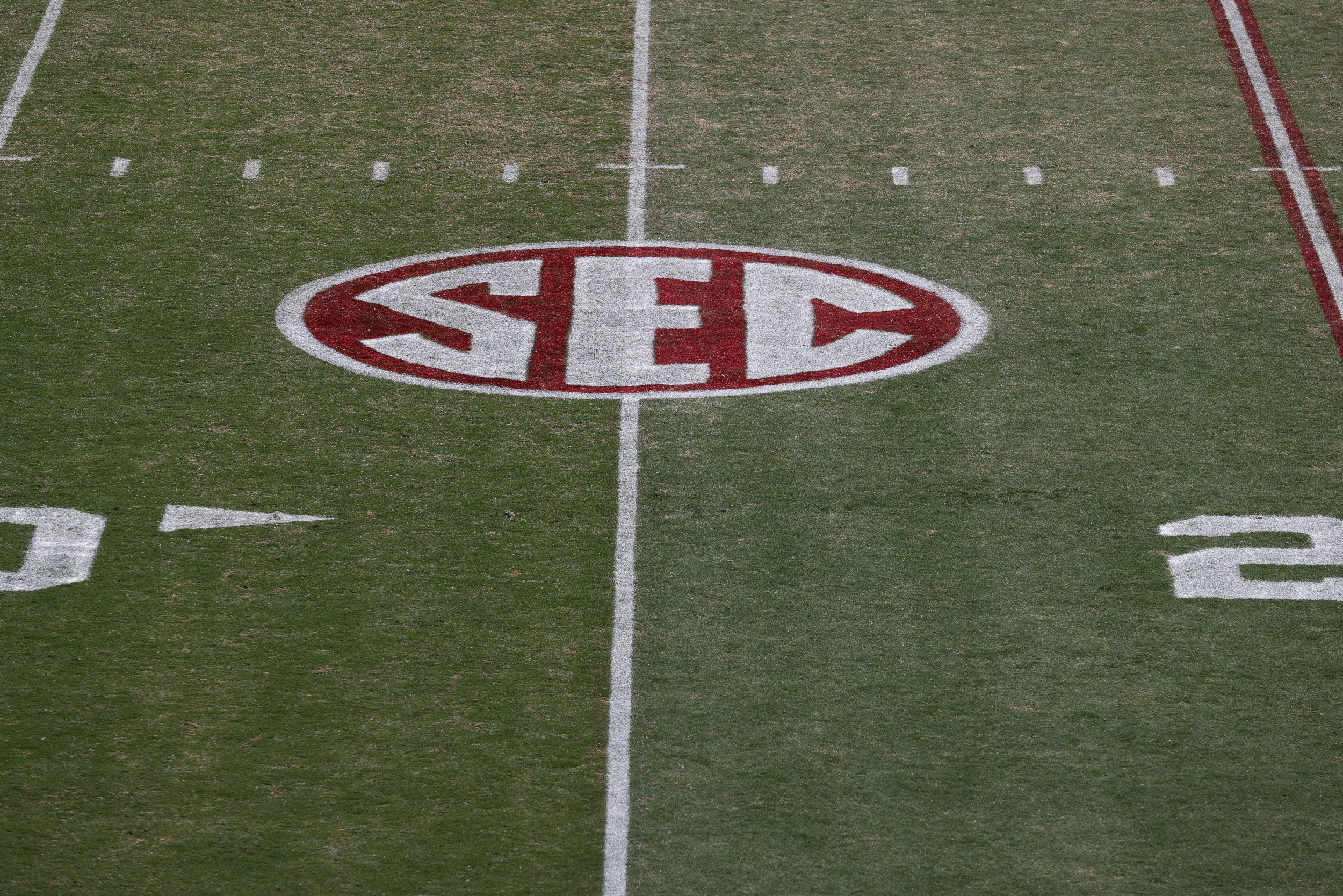 SEC star defender out for rest of season after knee injury