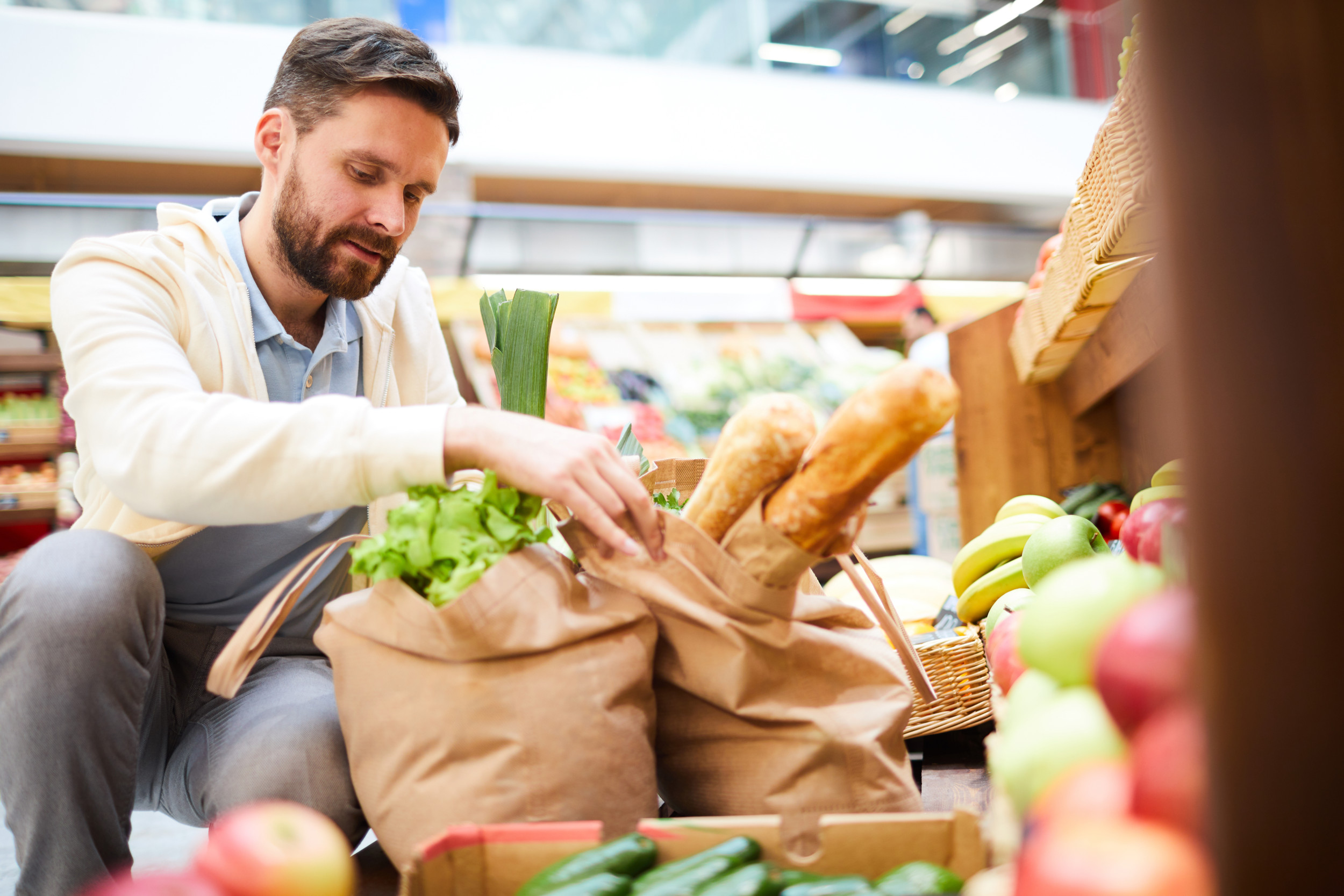 Delight at man’s method of transporting groceries: “No bags, no problems”