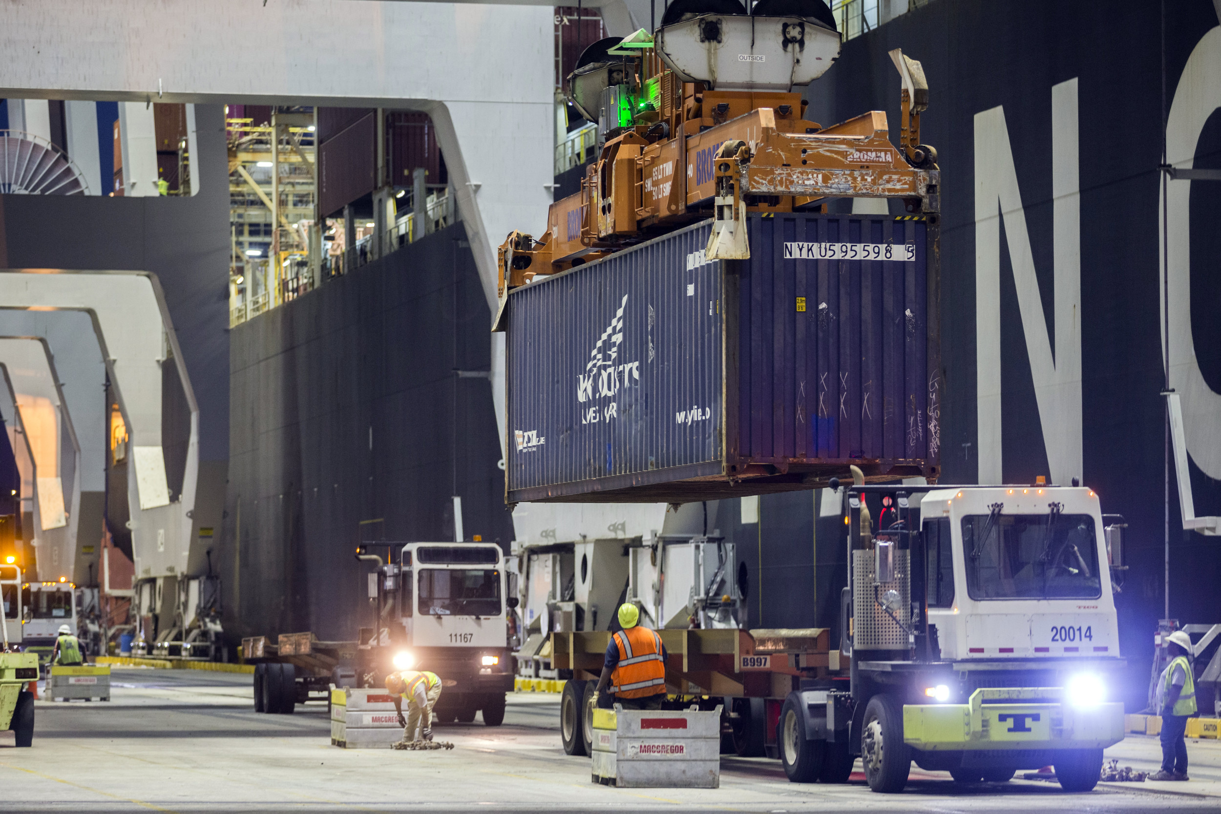 Q&A: How will U.S. dockworkers strike affect holiday shopping?