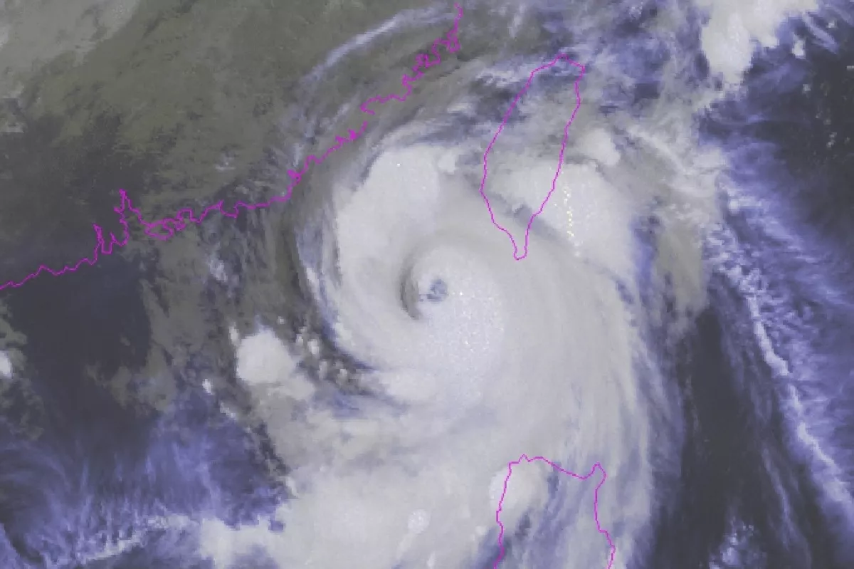 https://d.newsweek.com/en/full/2484704/typhoon-krathon-bears-down-taiwan.webp