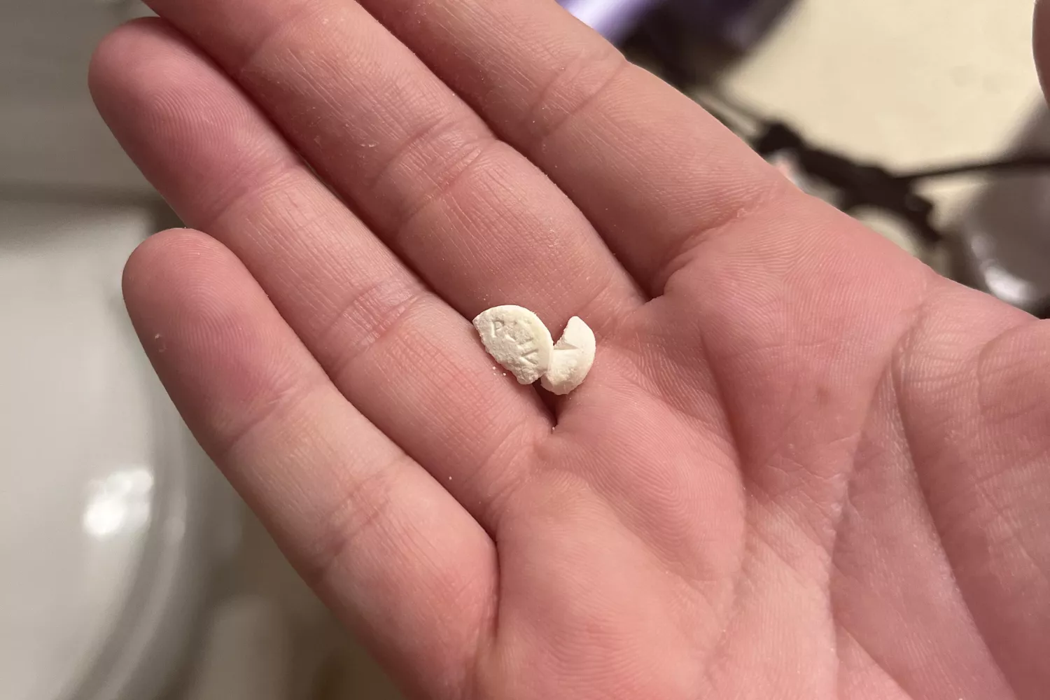 https://d.newsweek.com/en/full/2485320/pill-found-inside-ear.webp