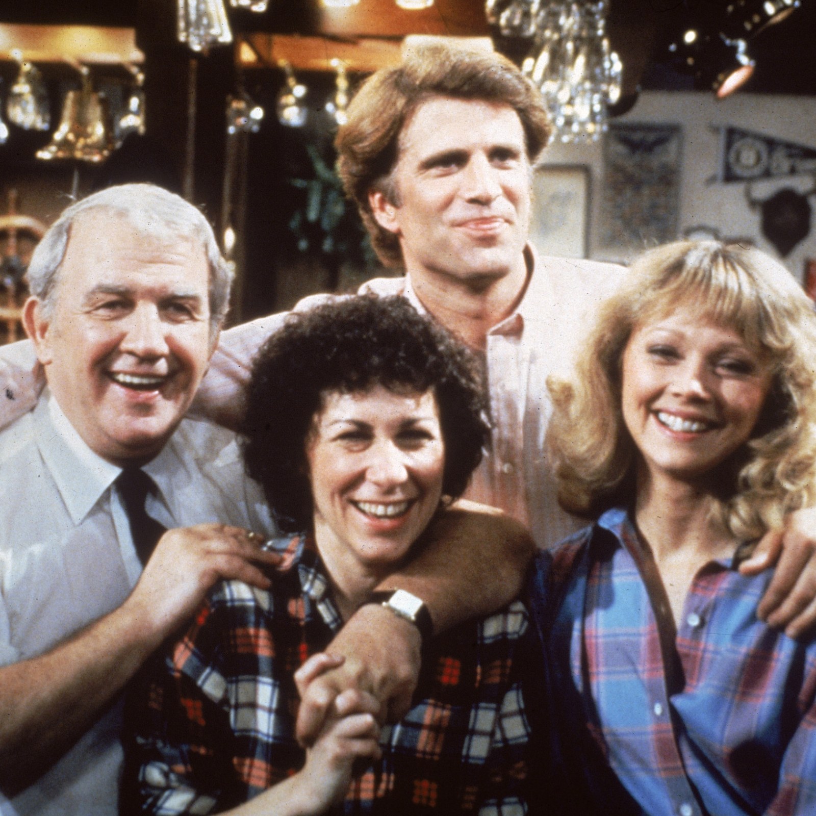 Chears Cast Cheers Cast Cheers Bar's Sad Status Saves It From Frasier Reboot's