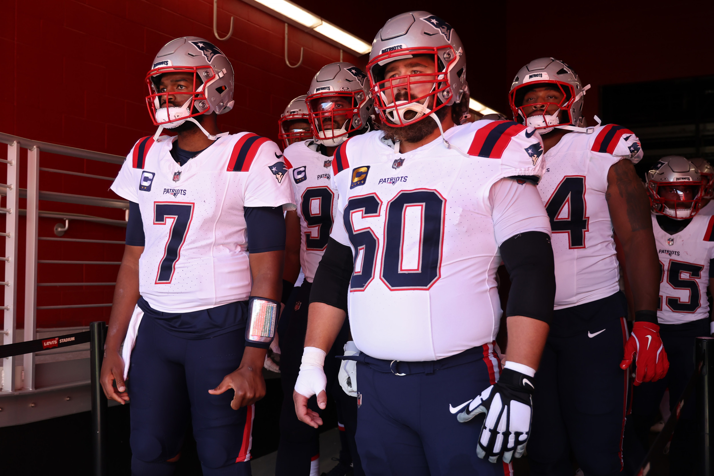 patriots-starting-center-to-receive-season-ending-surgery-report