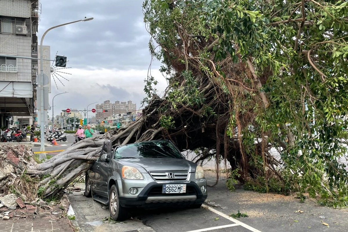 Videos Show Super Typhoon Krathon Lashing Taiwan